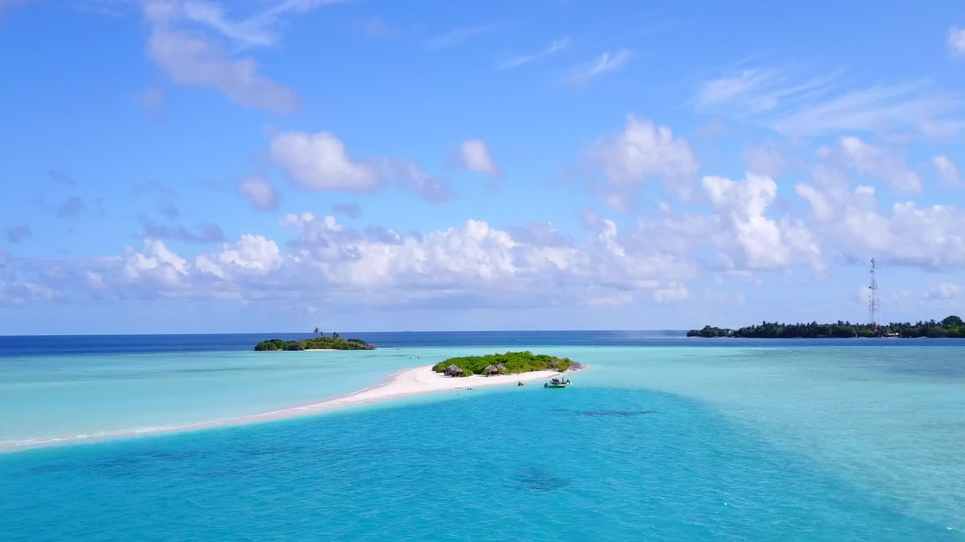蓝绿色海洋和放松岛屿海滩野生动物的清洁沙地背景视频的预览图