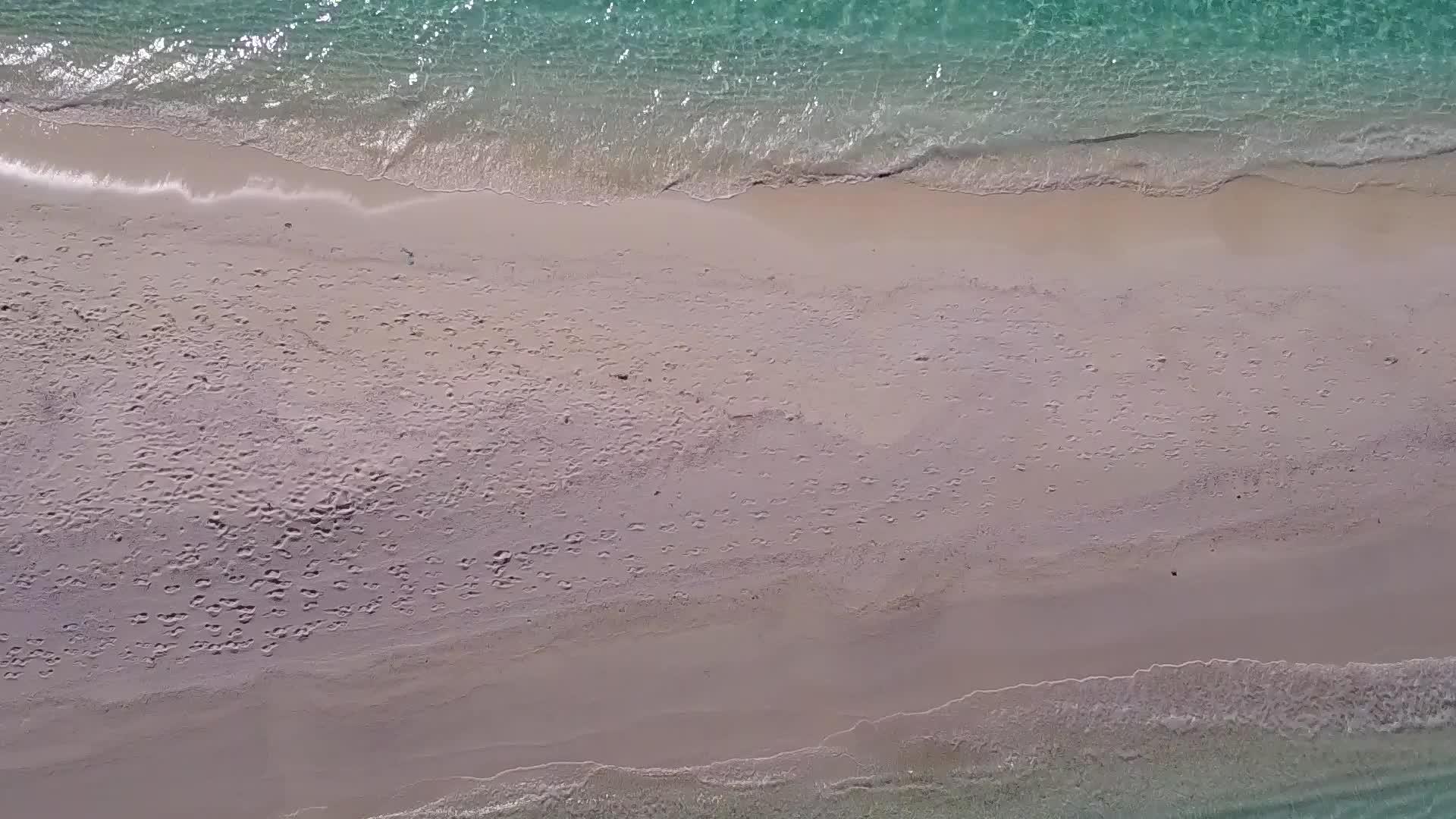 热带泻湖海滩生活方式在蓝色、绿色、海洋和白色沙滩的背景下无人机旅游视频的预览图