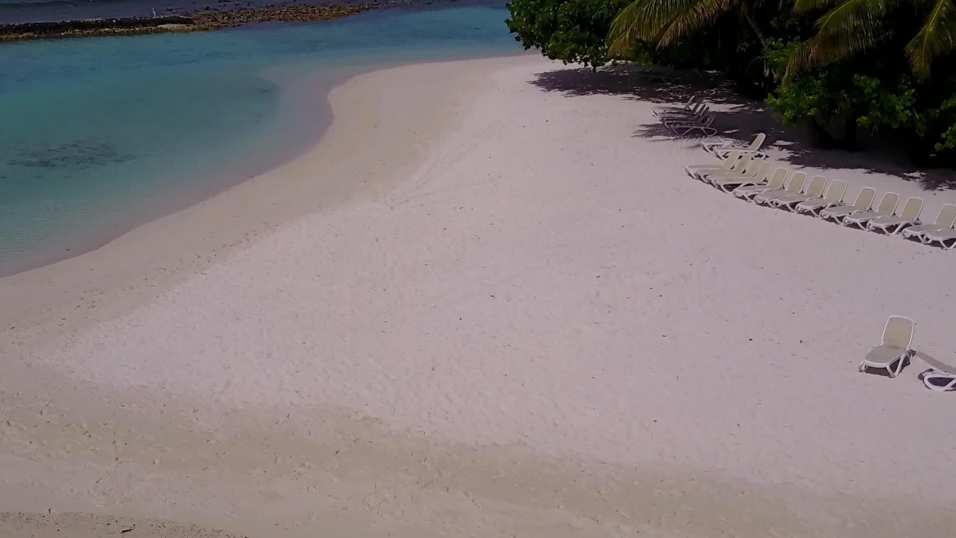 在蓝色的水和白色的沙子的背景下有一个安静的海滩之旅视频的预览图