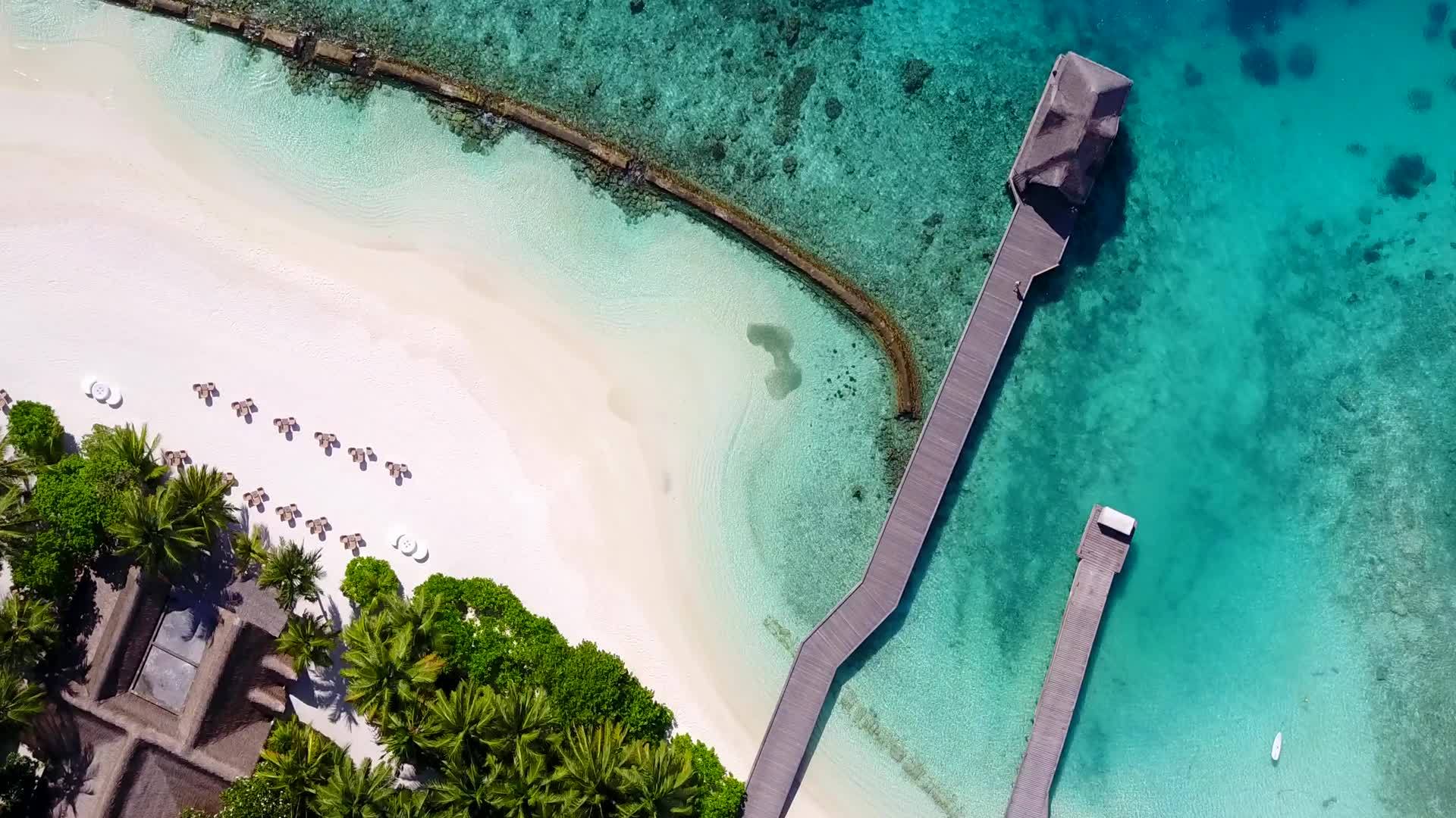 在蓝色水和白色沙子的背景下外国岛屿海滩冒险无人机观察纹理视频的预览图