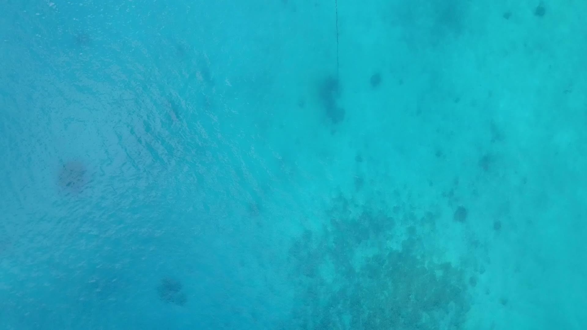 在明亮的蓝水和沙子的背景下热带海湾海滩度假的空中无人机海景视频的预览图