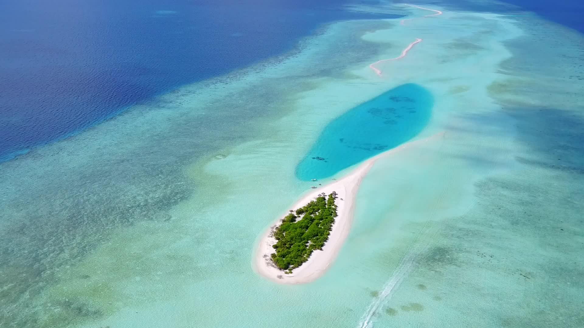 环礁湖周围美丽的海滩野生生物的自然空气性质是蓝水和白沙视频的预览图