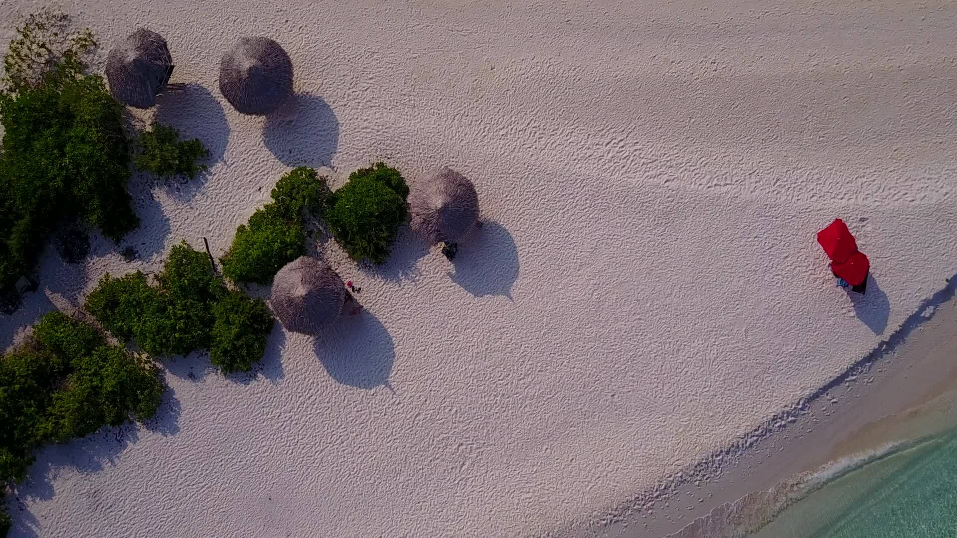 白沙的背景是透明异国情调海景海滩航行无人机空中性质视频的预览图