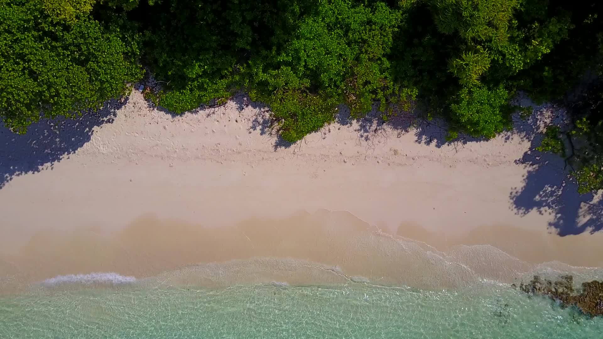 美丽的海岸线和海滩生活方式视频的预览图