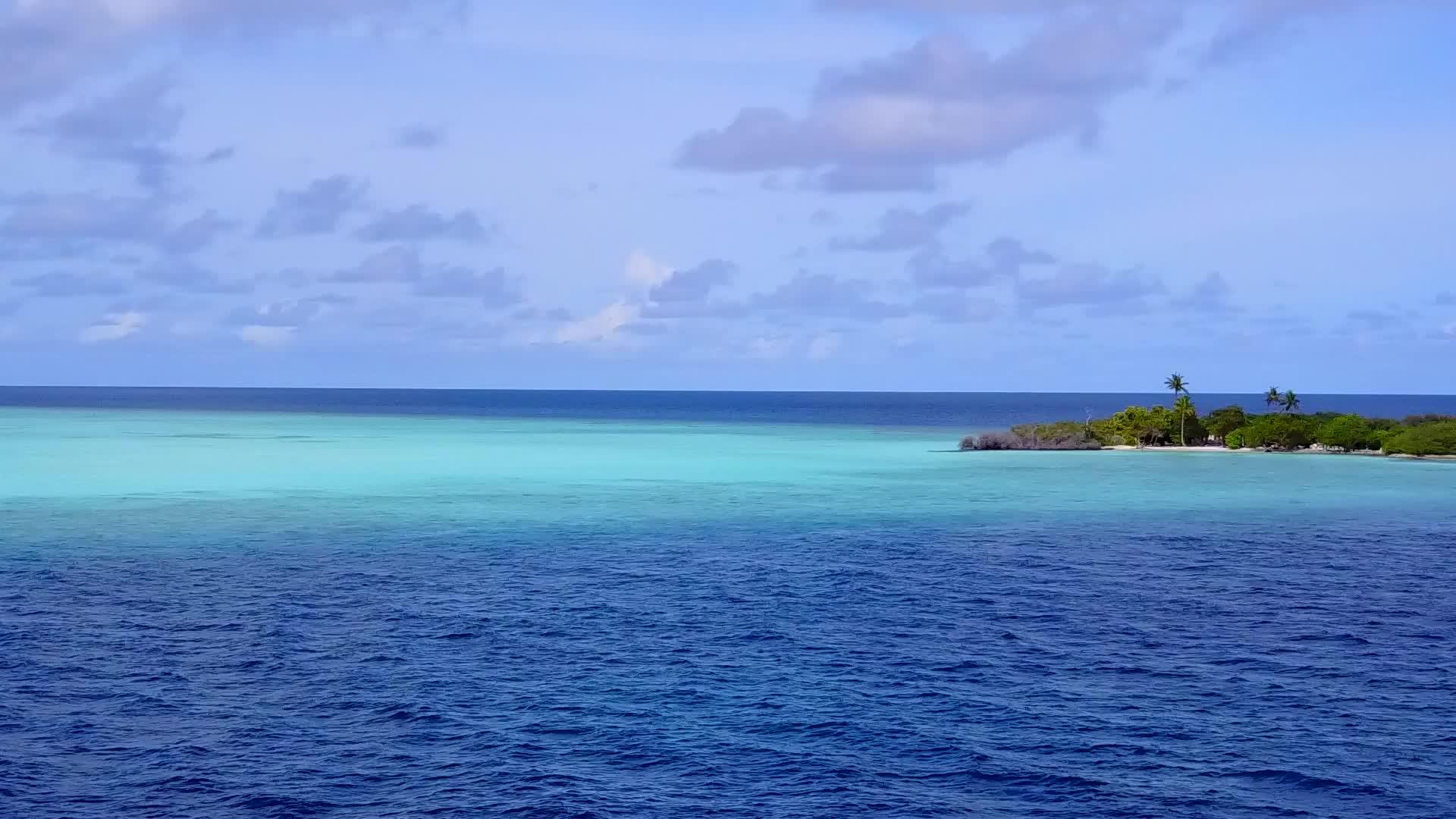 白沙背景蓝海完美度假海滩航程空中无人机全景视频的预览图
