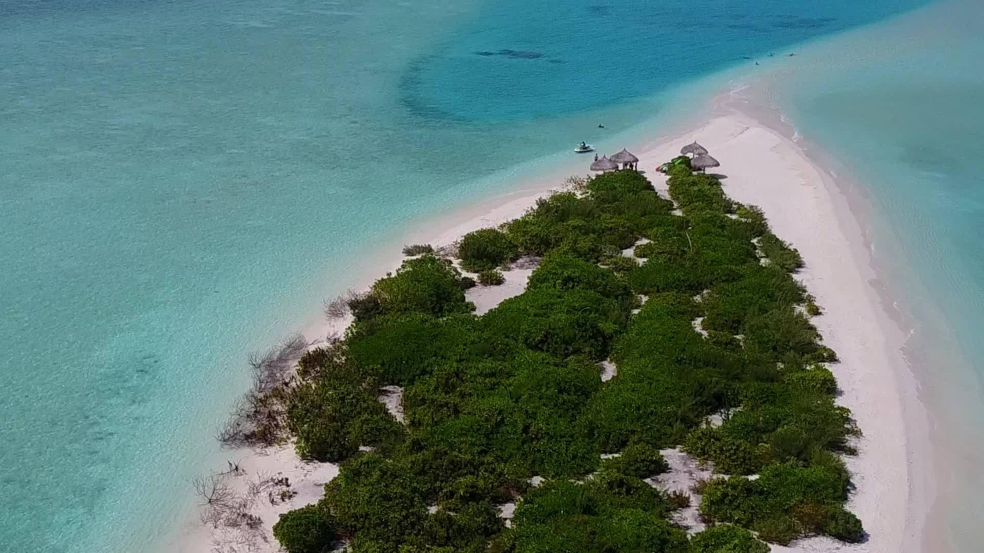 白沙背景的水蓝色海洋田园诗般的海滩之旅视频的预览图