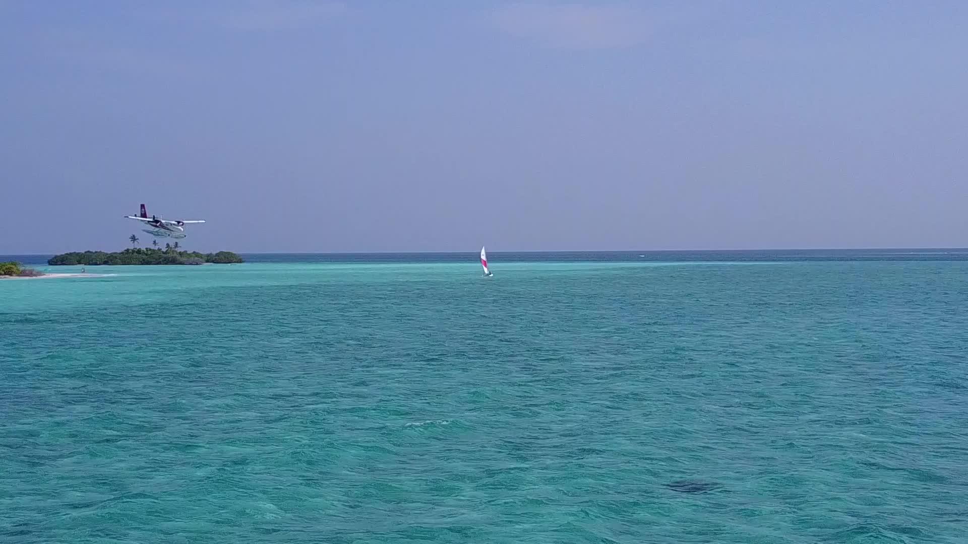 白沙背景蓝海热带海湾海滩冒险无人机空中景观视频的预览图