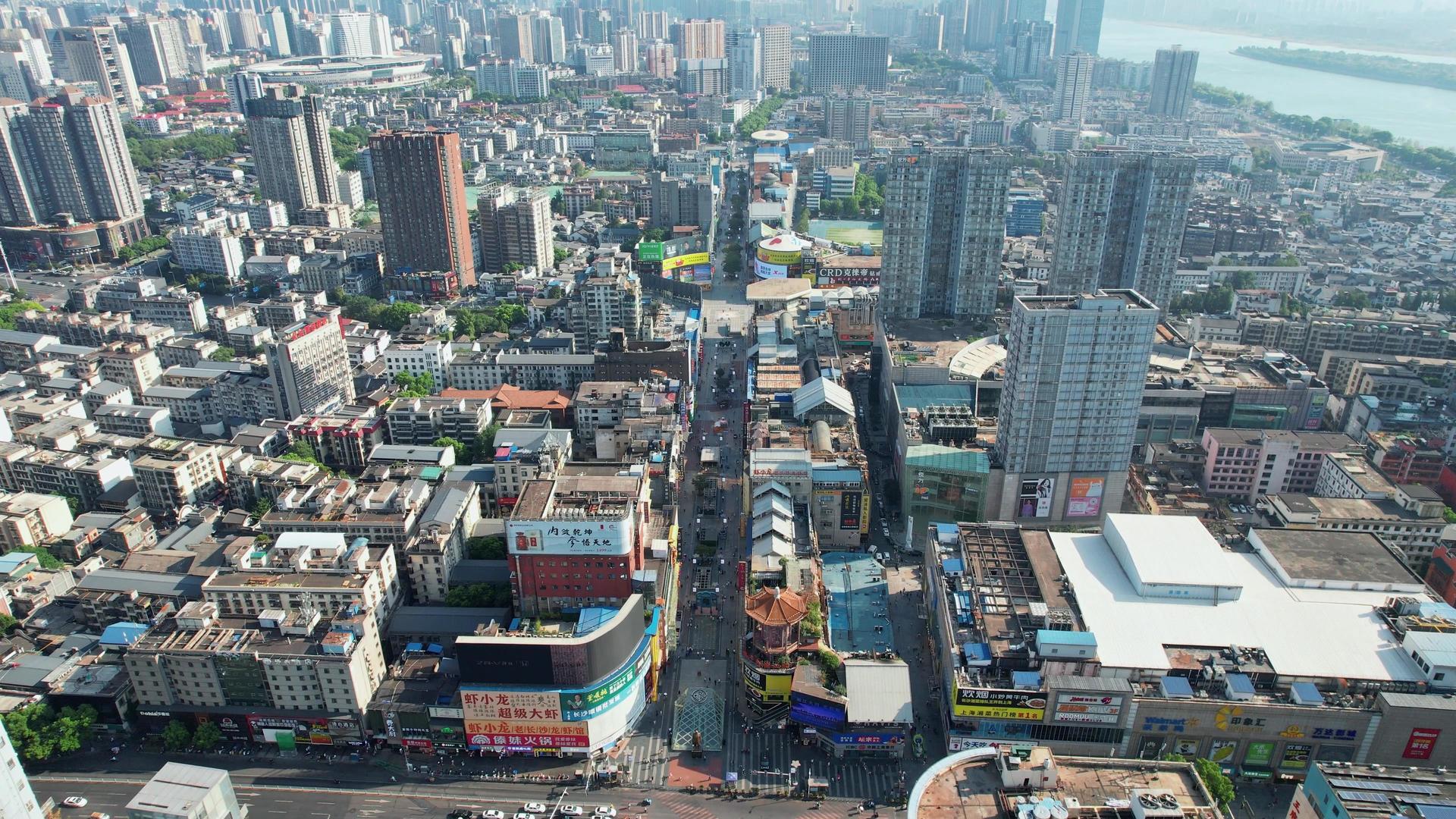 湖南长沙黄兴南路步行街4K航拍视频的预览图