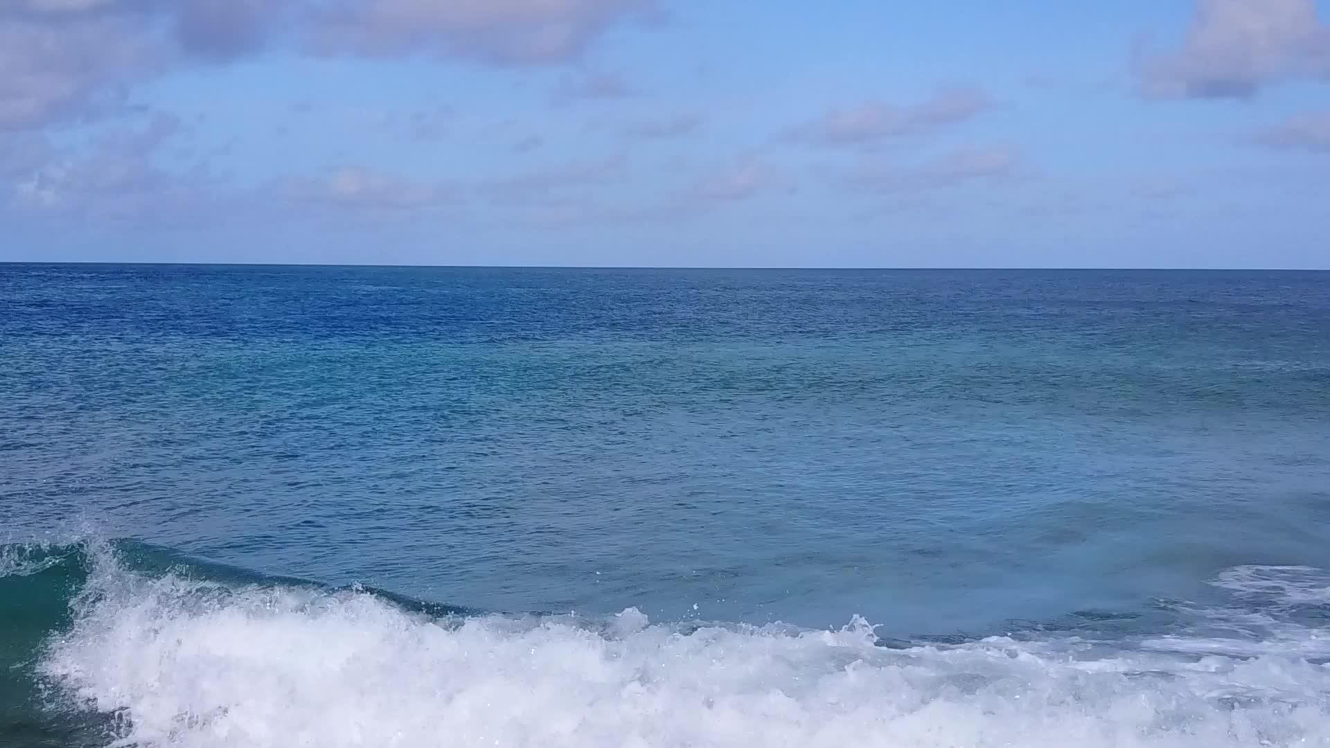 白色沙底水蓝色环礁湖旅游海滩旅游天堂公园无人驾驶视频的预览图