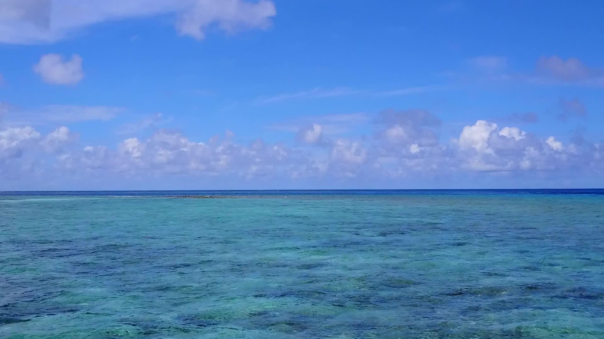 在浅海明沙的背景下天堂海岸线海滩度假空中无人机景观视频的预览图