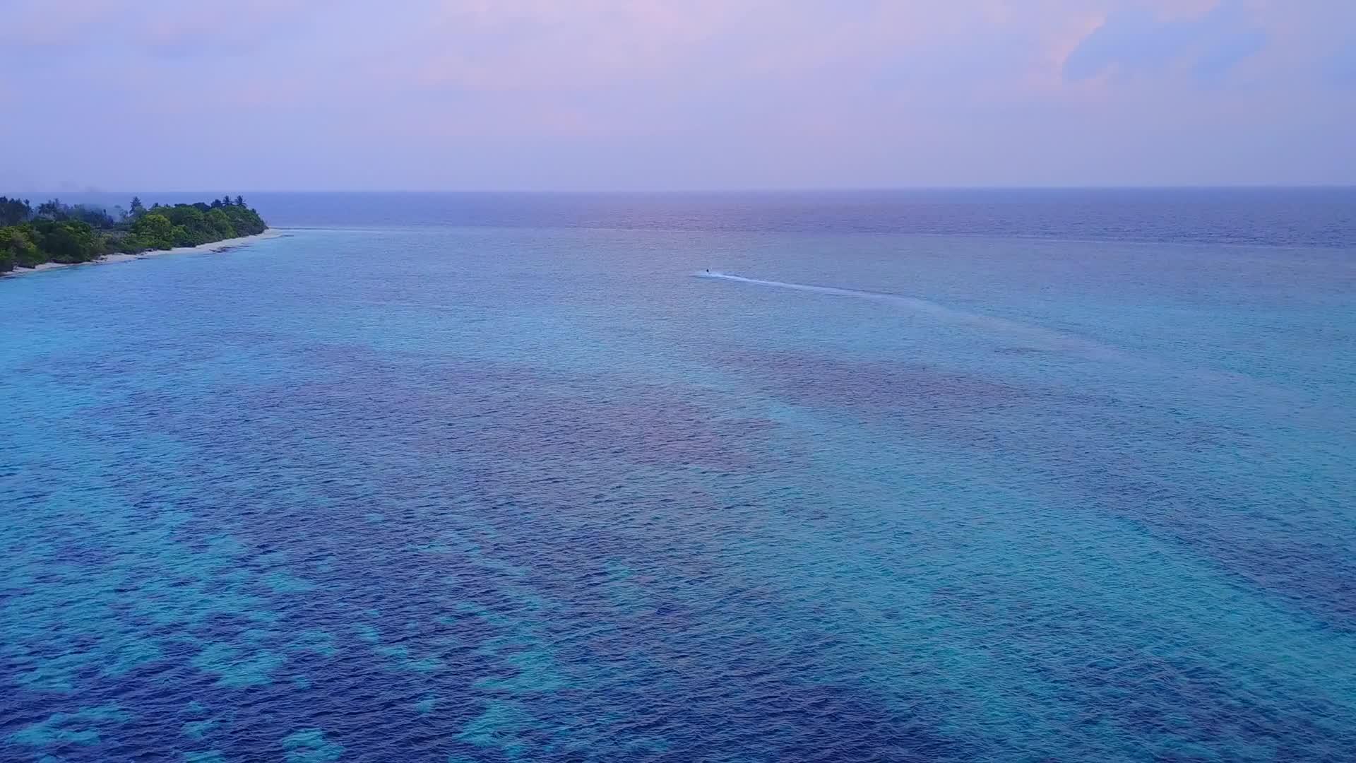 海洋海岸海滩生活方式的空中无人机天空来自清澈的大海和清澈的海洋视频的预览图