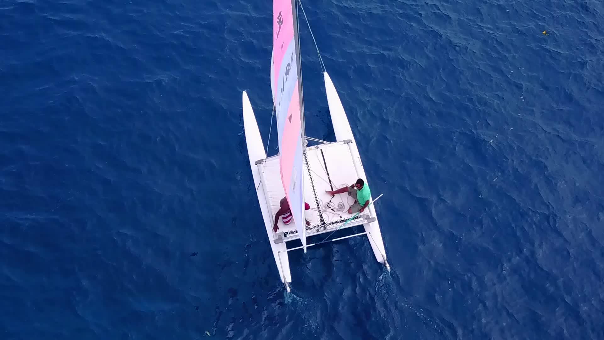 在浅泻湖和白沙的背景下天堂海岸线海滩之旅无人机空中海景视频的预览图