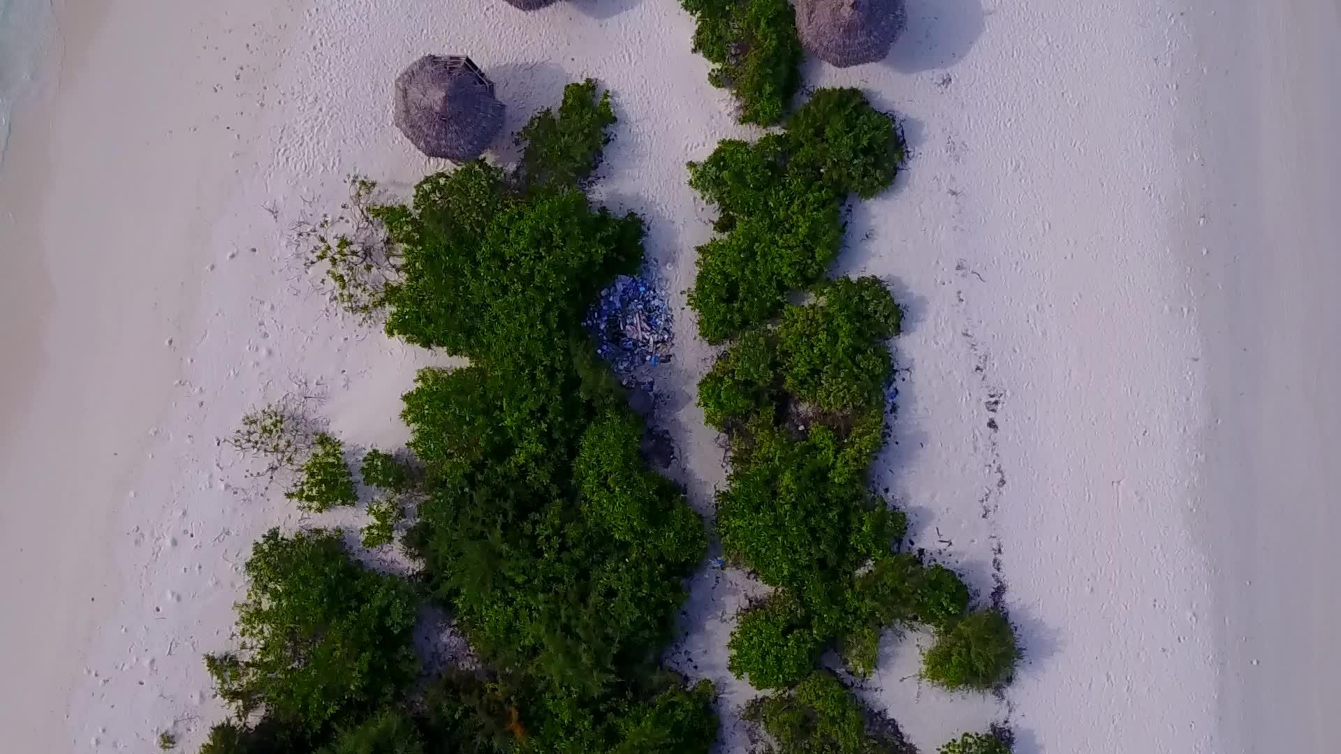 在水蓝海和白色海滩的背景下放松空中无人机的旅游海滩时间视频的预览图