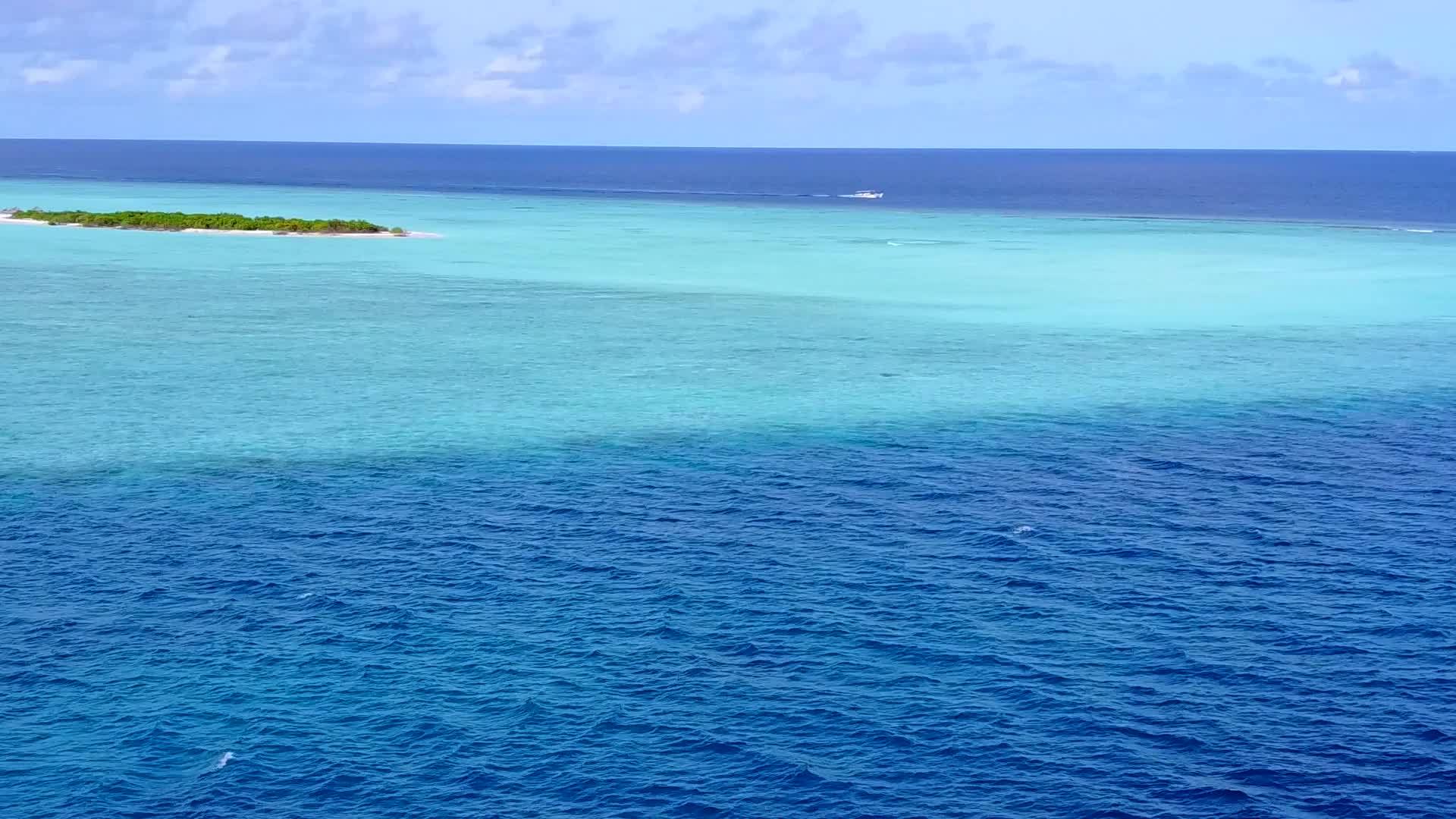 在水蓝泻湖和白沙的背景下热带海景海滩的空中无人机旅行视频的预览图