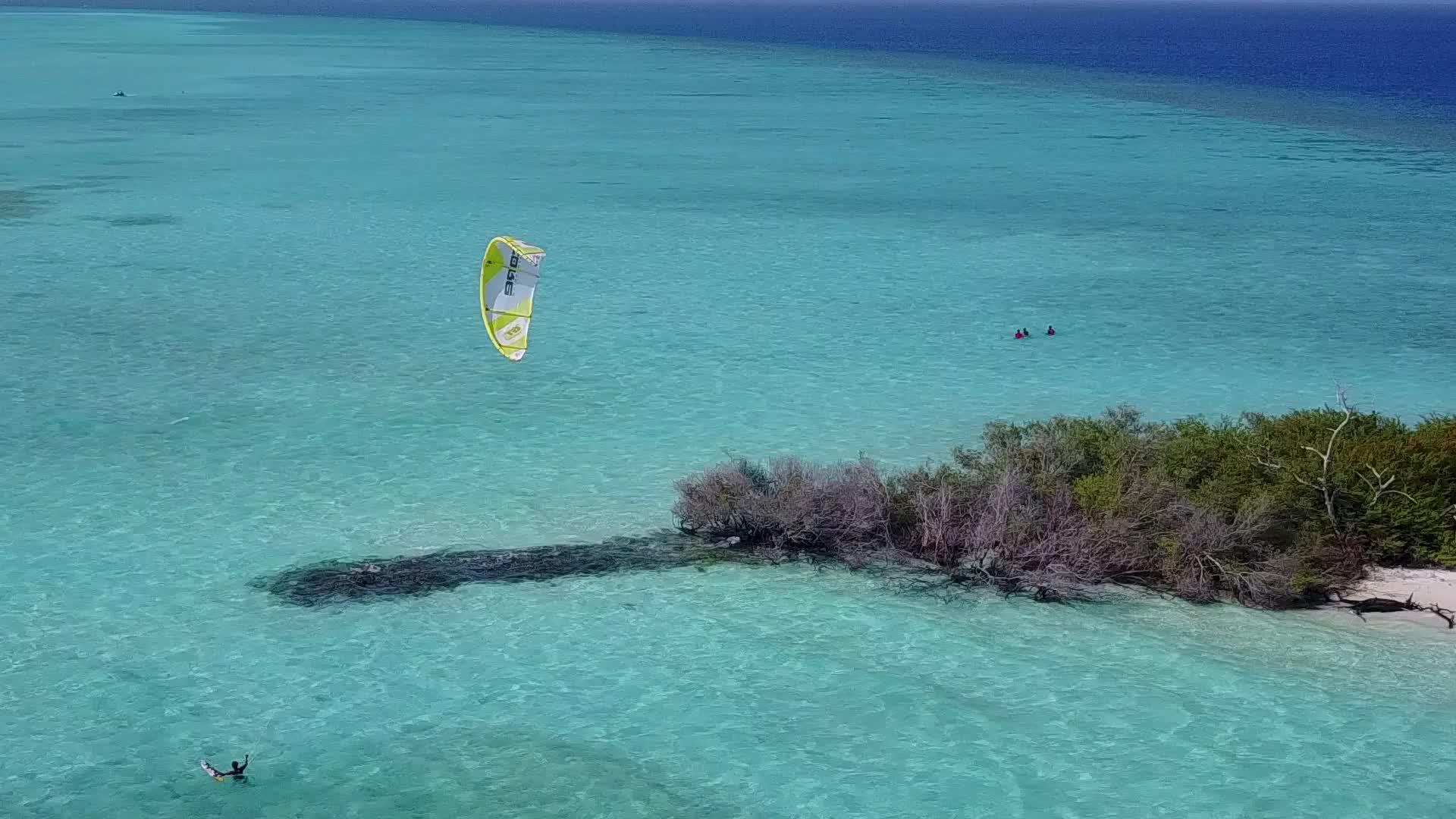 水蓝海和白色沙滩背景下的休闲度假海滩度假空气视频的预览图