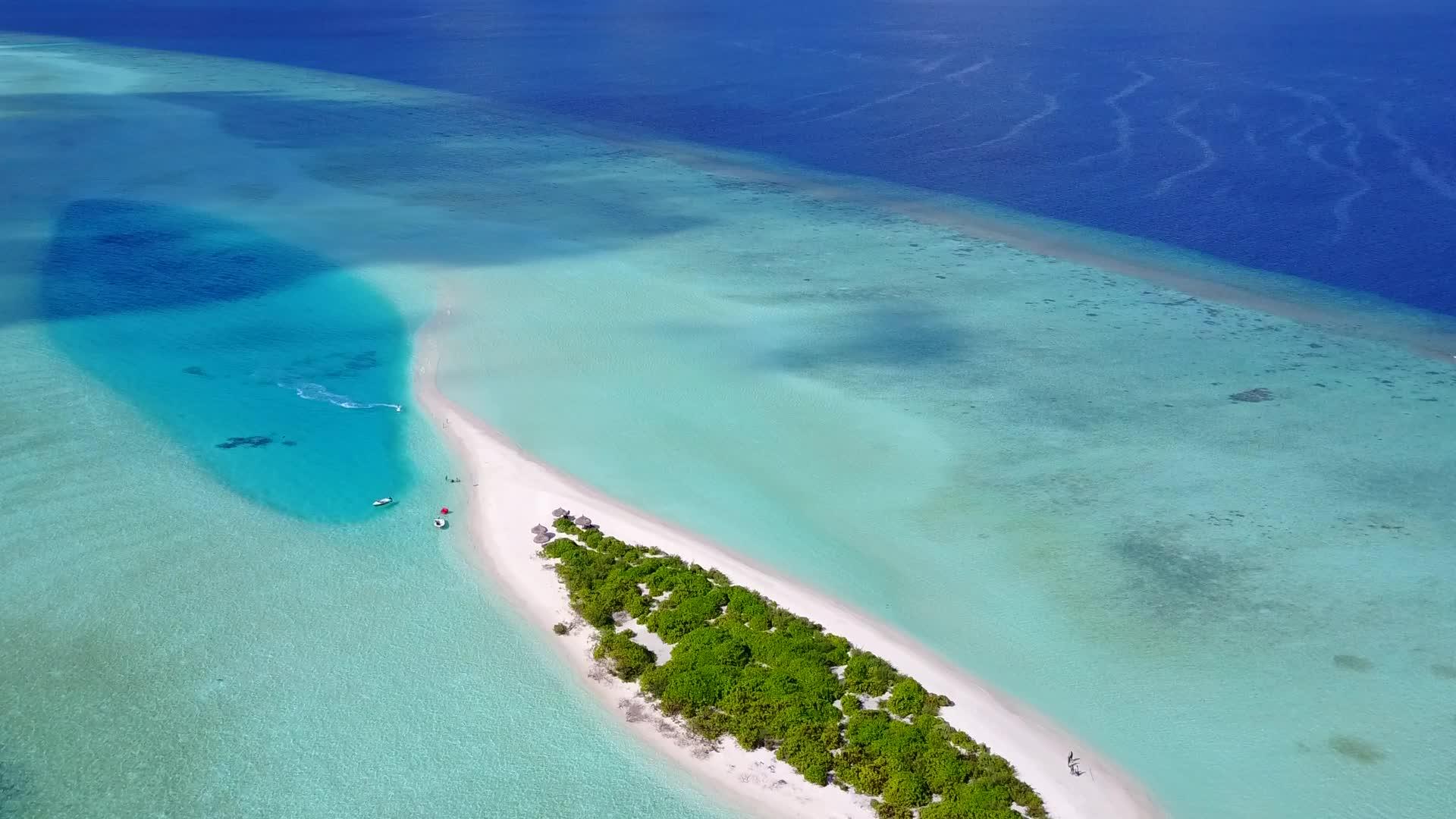 环礁海滩以蓝环礁湖和清洁沙地为背景视频的预览图