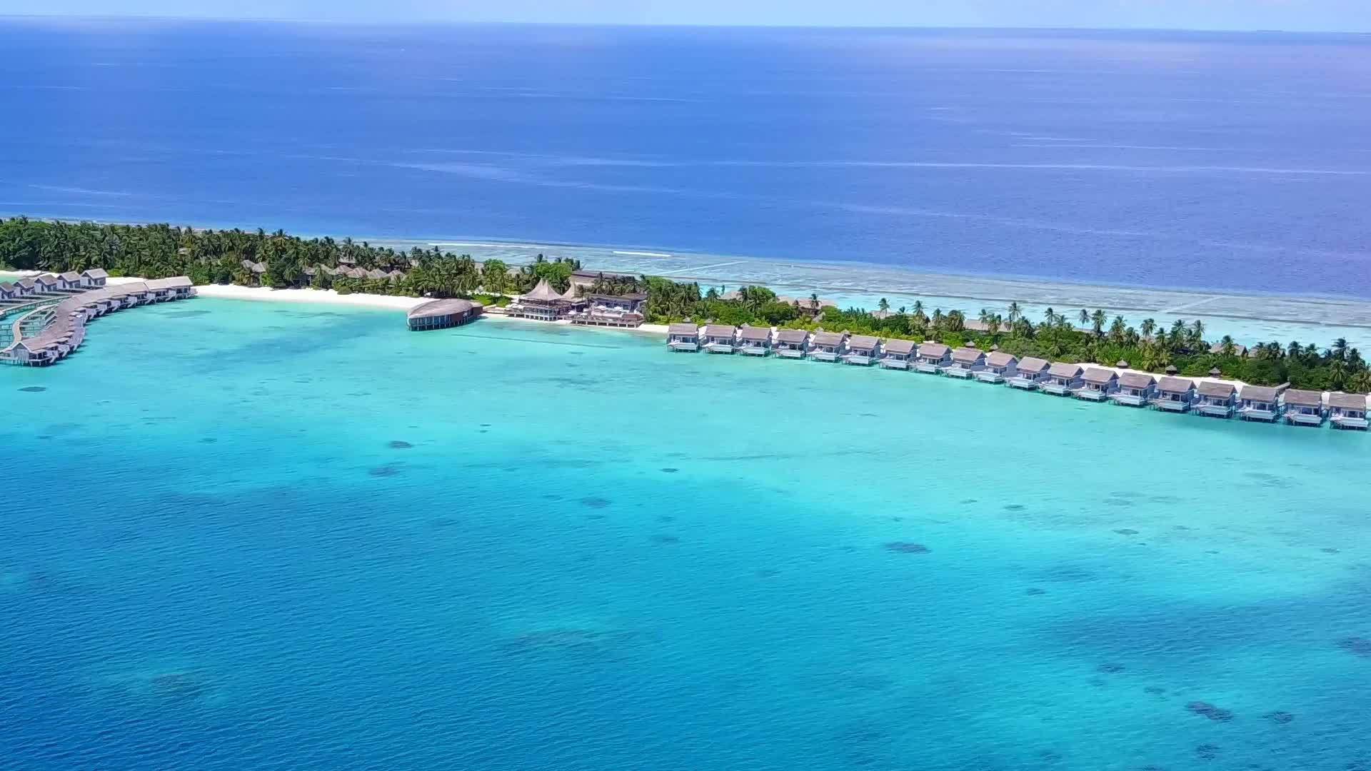 异国情调的环礁湖海滩时间蓝绿色的水和白色的沙底背景视频的预览图