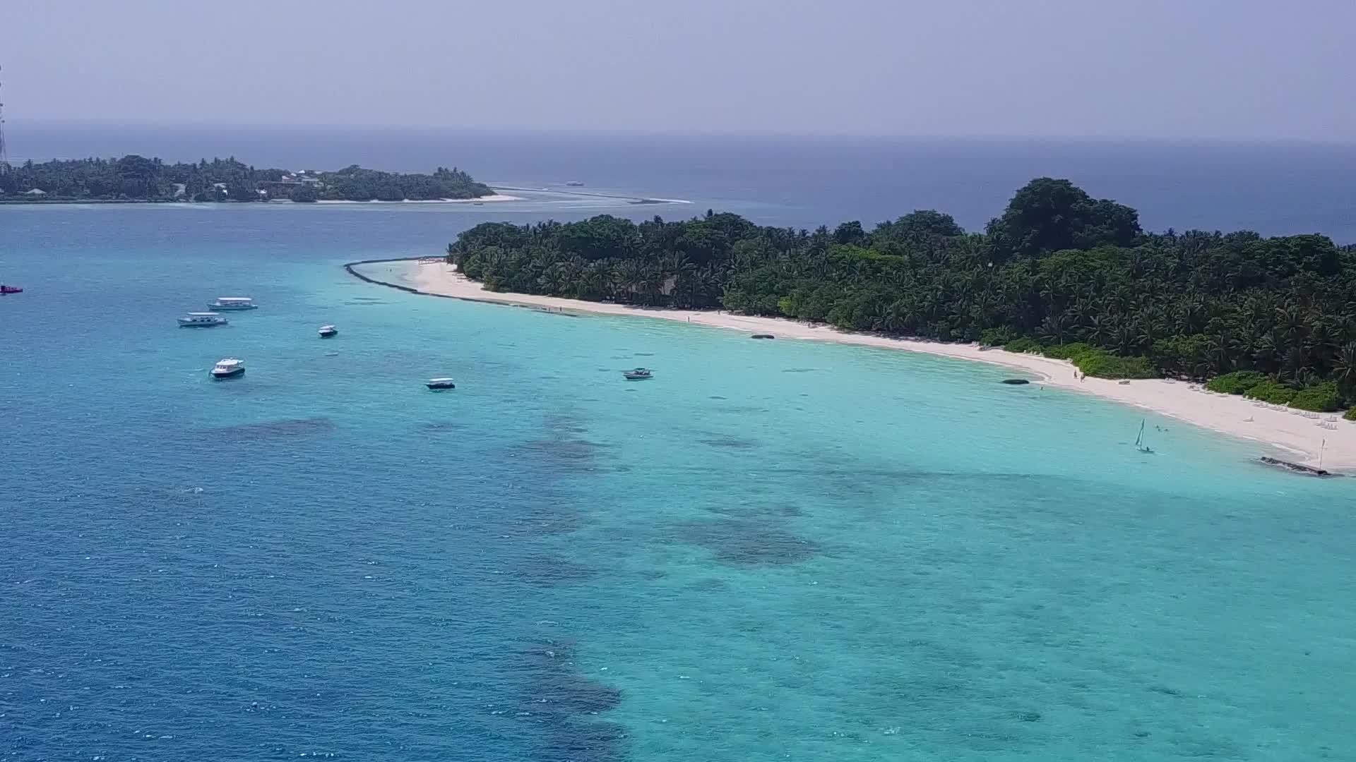 蓝用蓝水和白色沙滩背景的蓝水放松旅游海滩探索视频的预览图