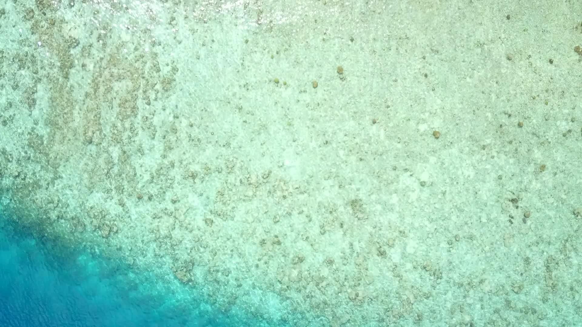 蓝海和白沙打破了热带岛屿海滩的蓝海和白沙视频的预览图