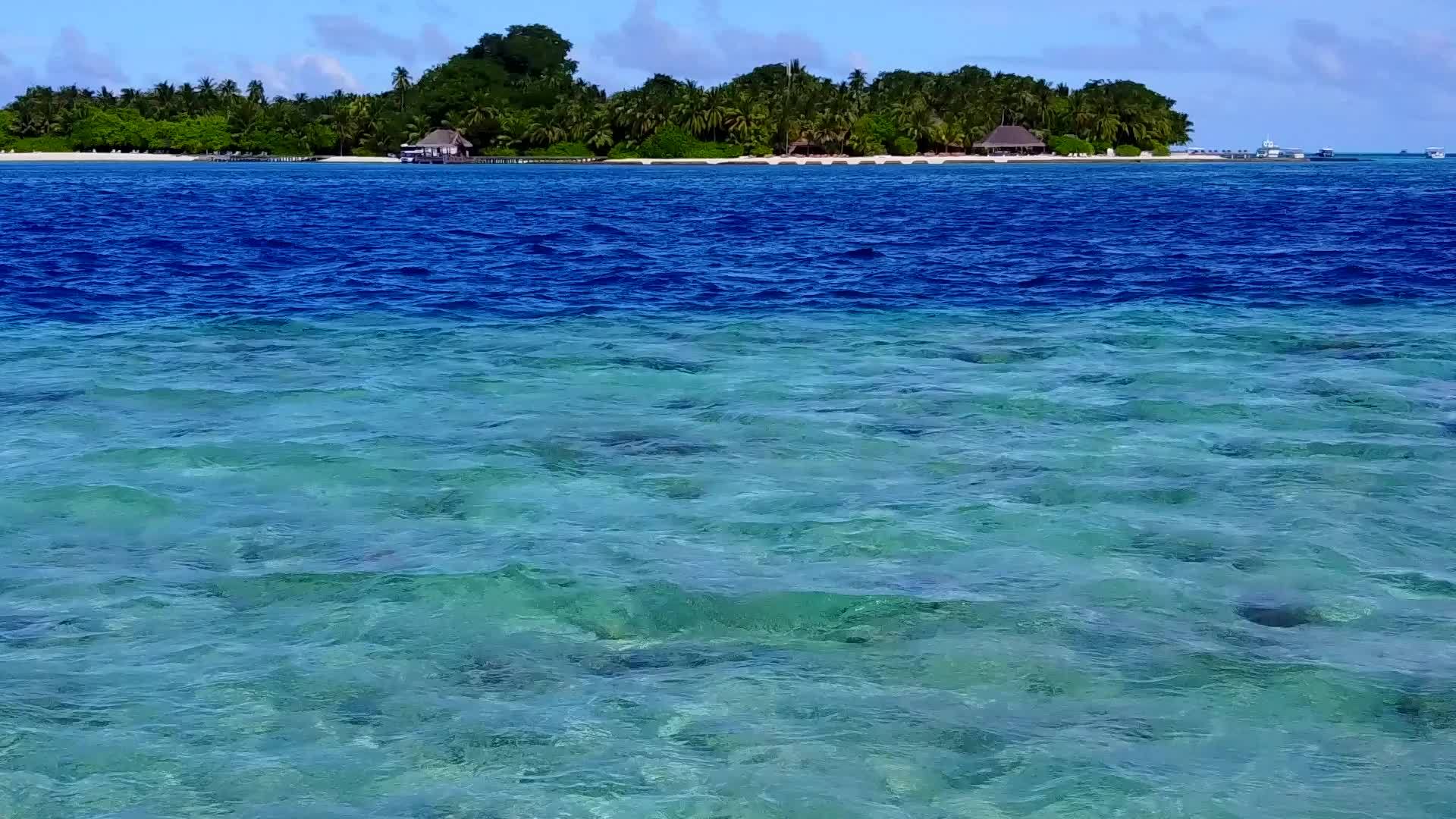 在蓝海和白色沙底的背景下放松海岸线海岸海滩的冒险视频的预览图