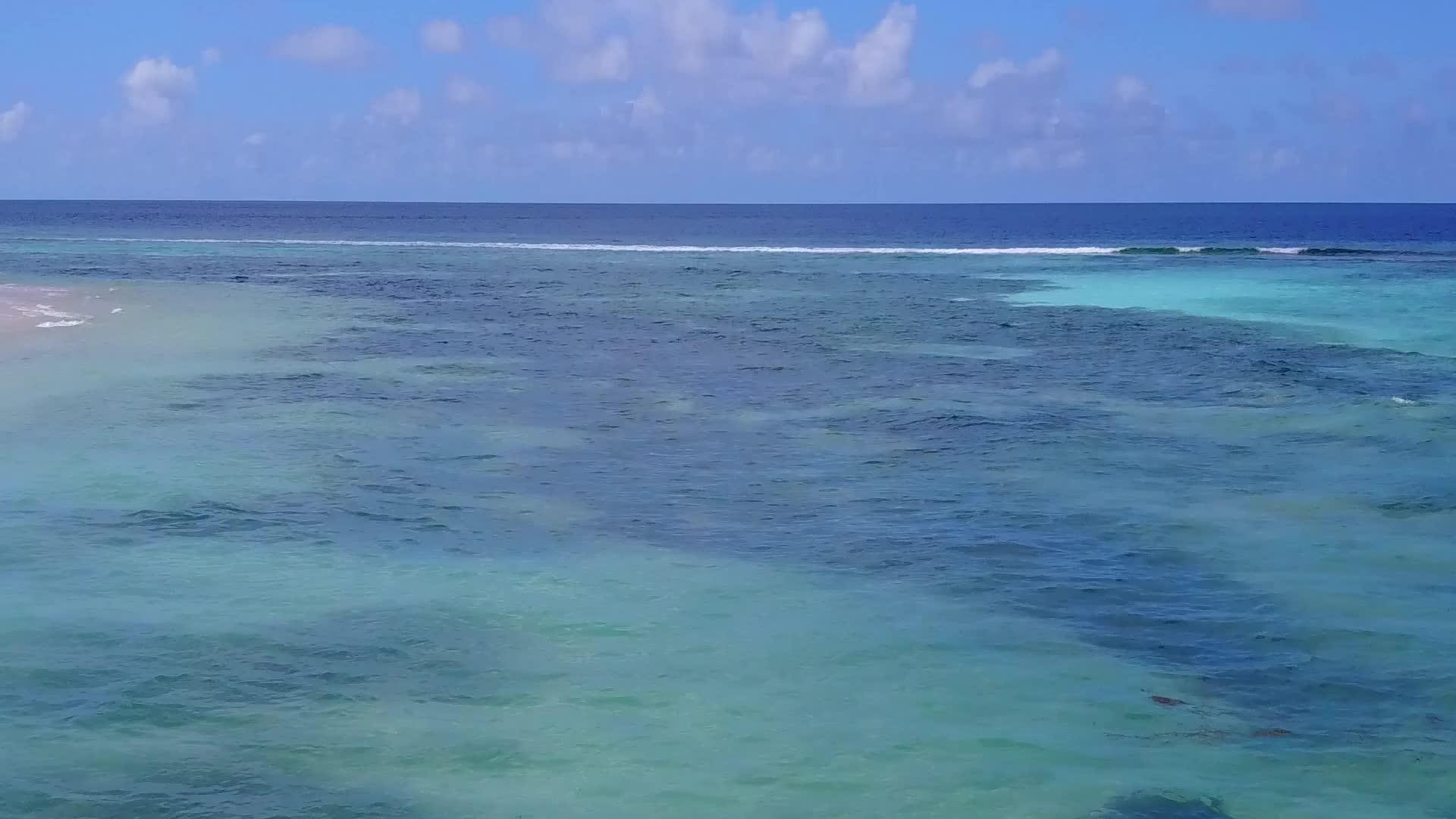 豪华度假胜地海滩以水蓝色环礁湖和白沙为背景视频的预览图