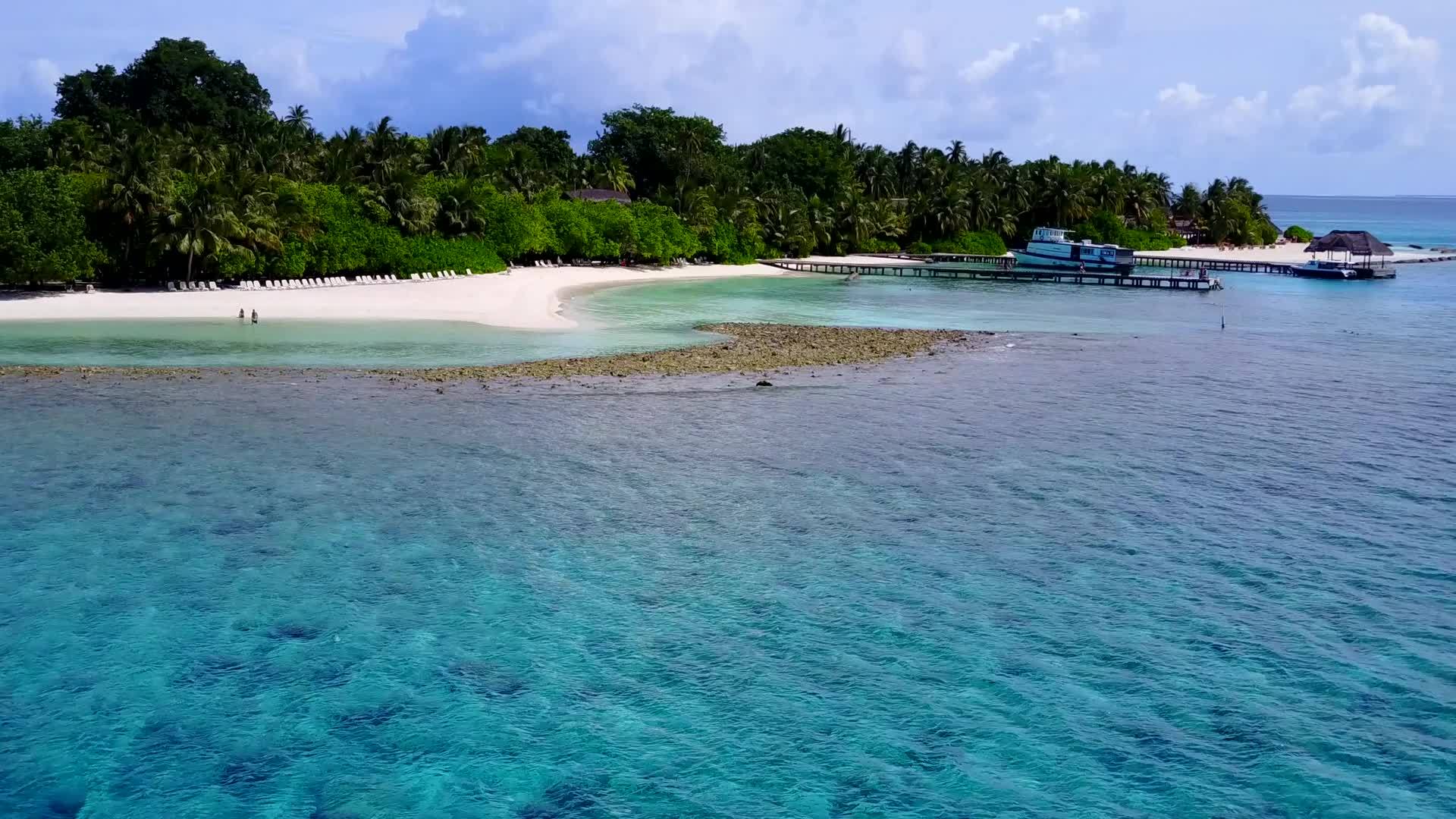 以清洁沙土为背景浅海放松旅游海滩度假视频的预览图