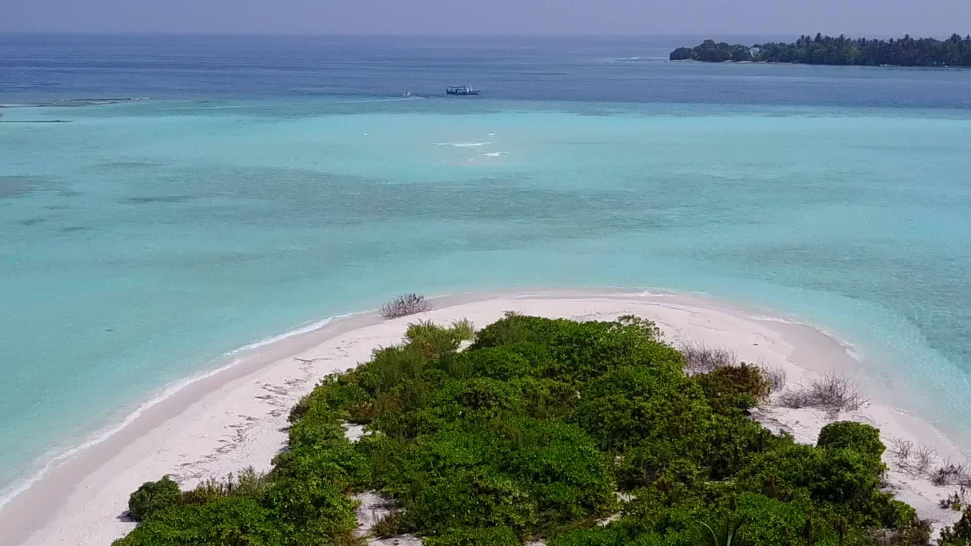 蓝色海洋以浅沙为背景在豪华海岸海滩冒险飞行视频的预览图