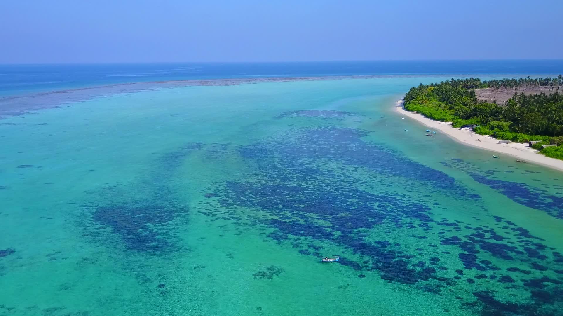 海平面蓝海度假以白沙为背景自然异国无人驾驶视频的预览图