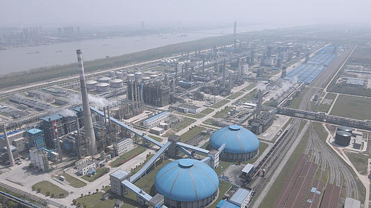 航拍长江边石油化工园区石化工厂焚烧炉烟囱4k素材视频的预览图
