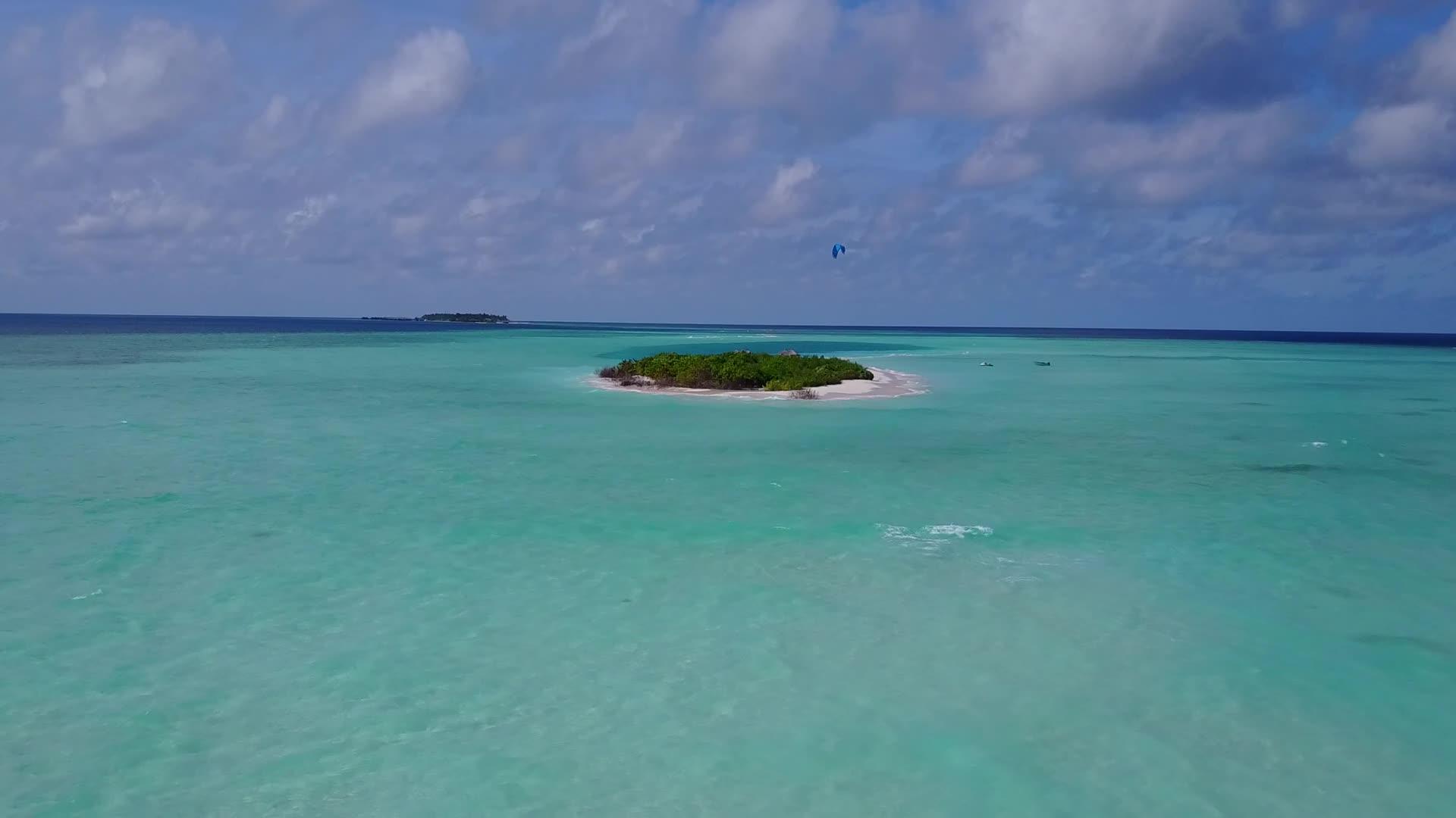 白沙背景清晰的海洋热带海滩生活方式无人机空气视频的预览图