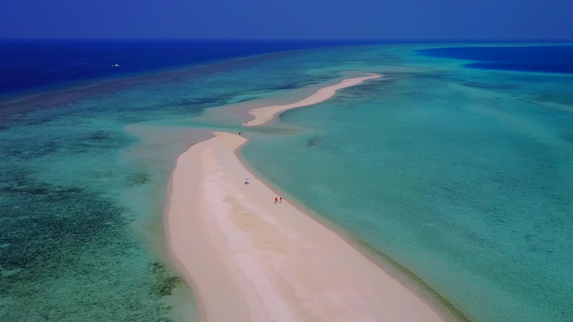 海滩探险活动由蓝绿色环礁带白沙背景的蓝绿色环礁湖进行视频的预览图