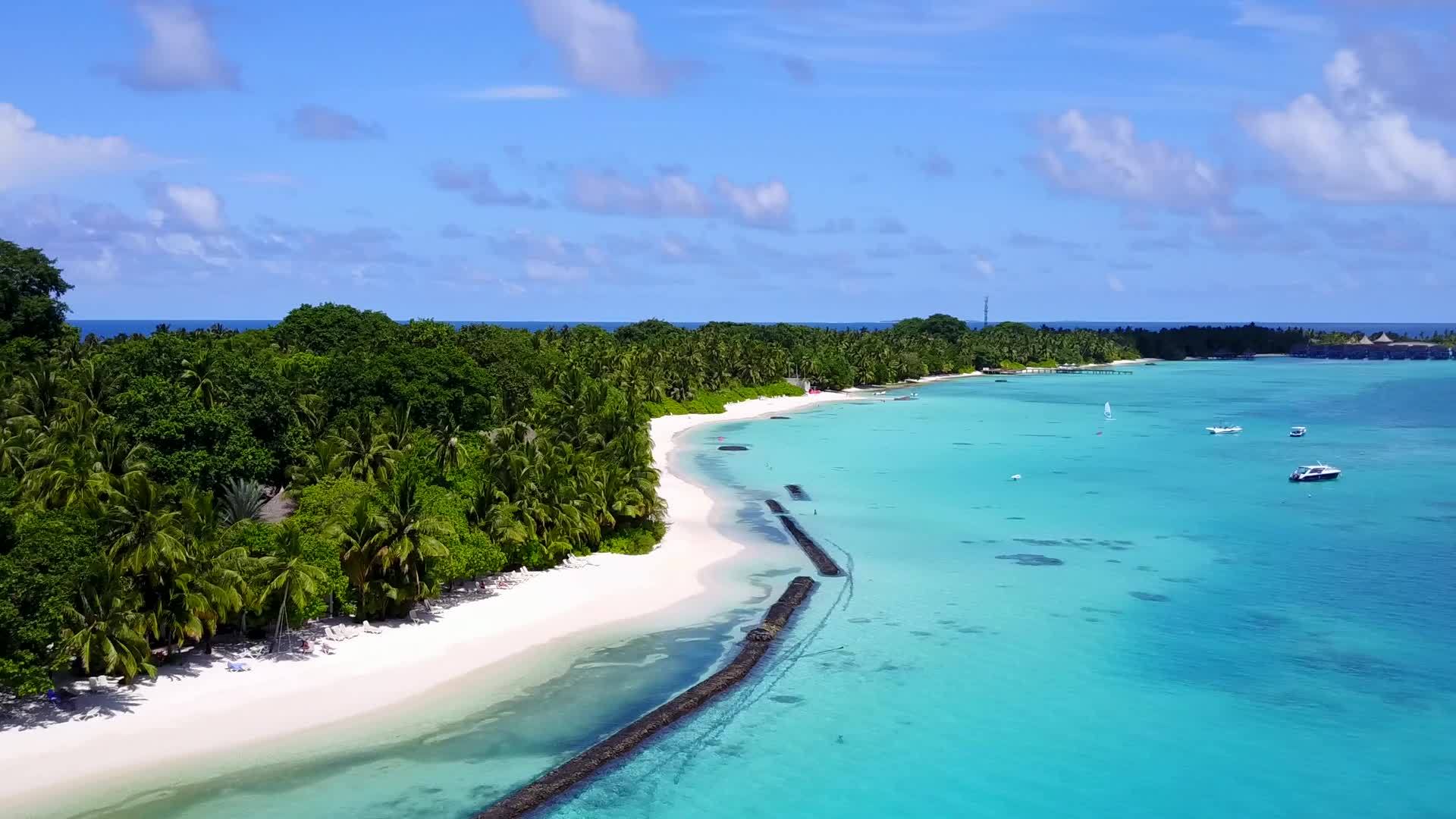 白沙背景的绿海打破了环礁湖海滩的全景视频的预览图