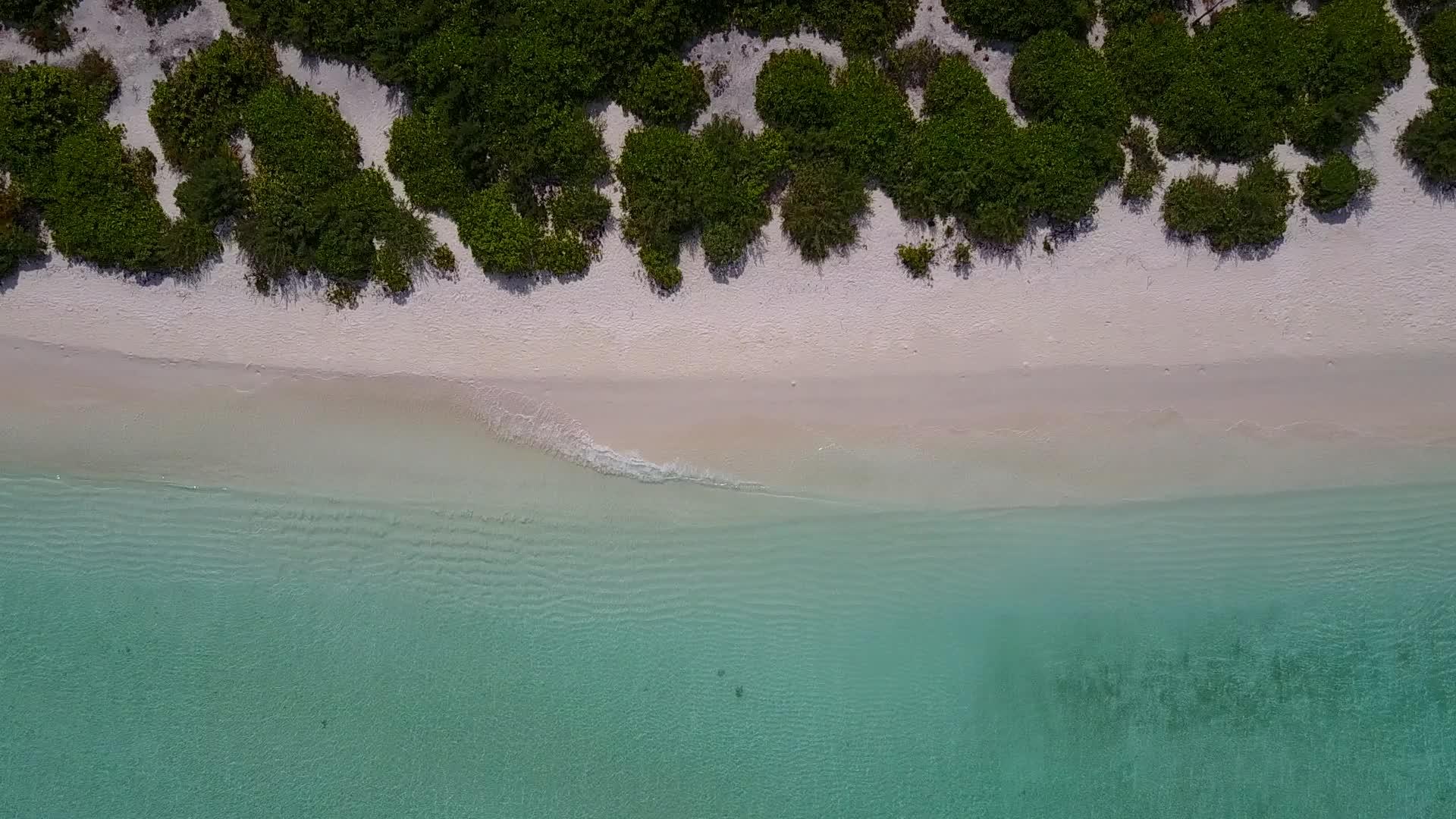 白沙背景蓝绿色泻湖完美海岸线海滩冒险空中旅行视频的预览图