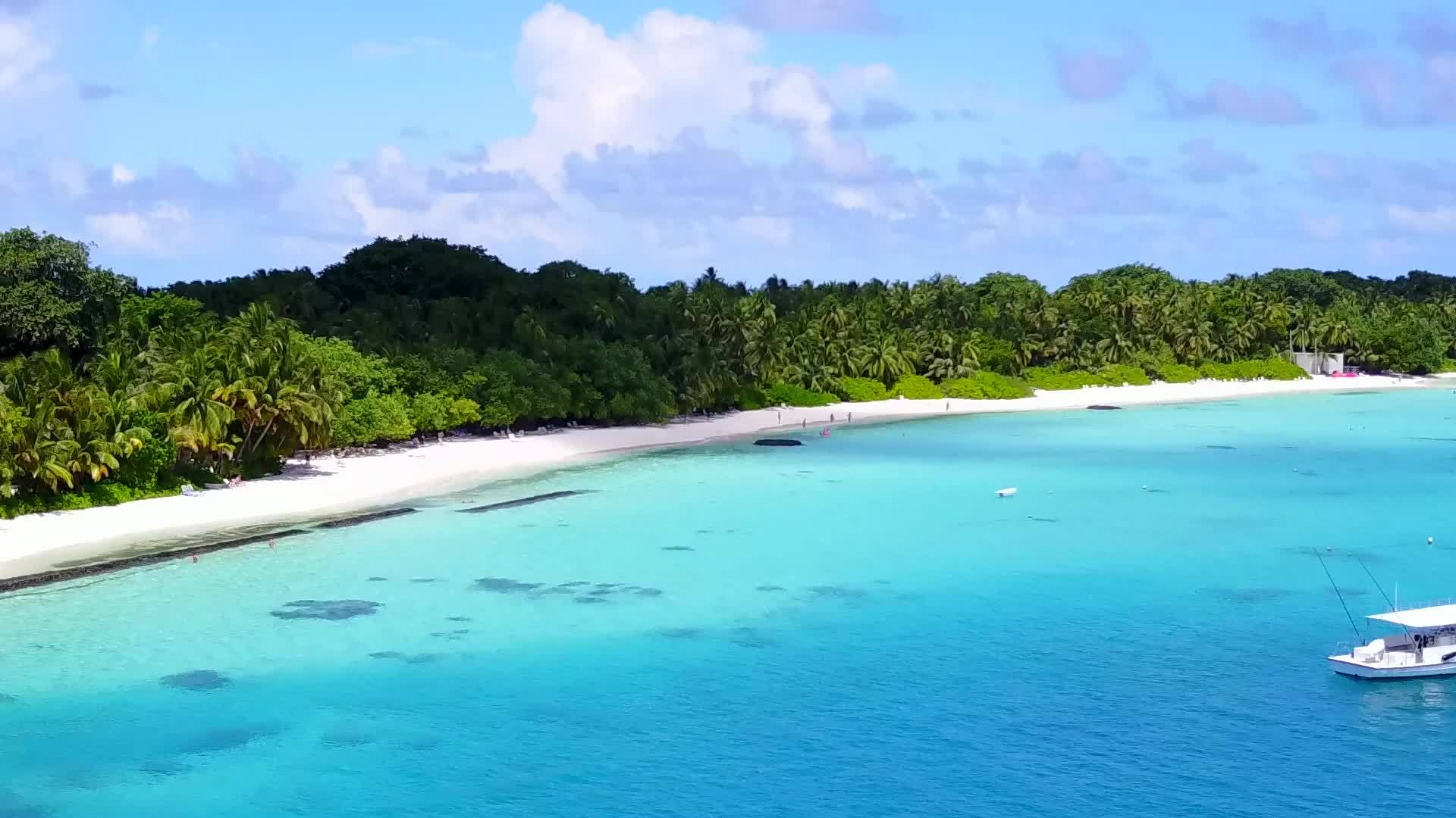 在蓝绿海白沙的背景下完美的海景旅视频的预览图