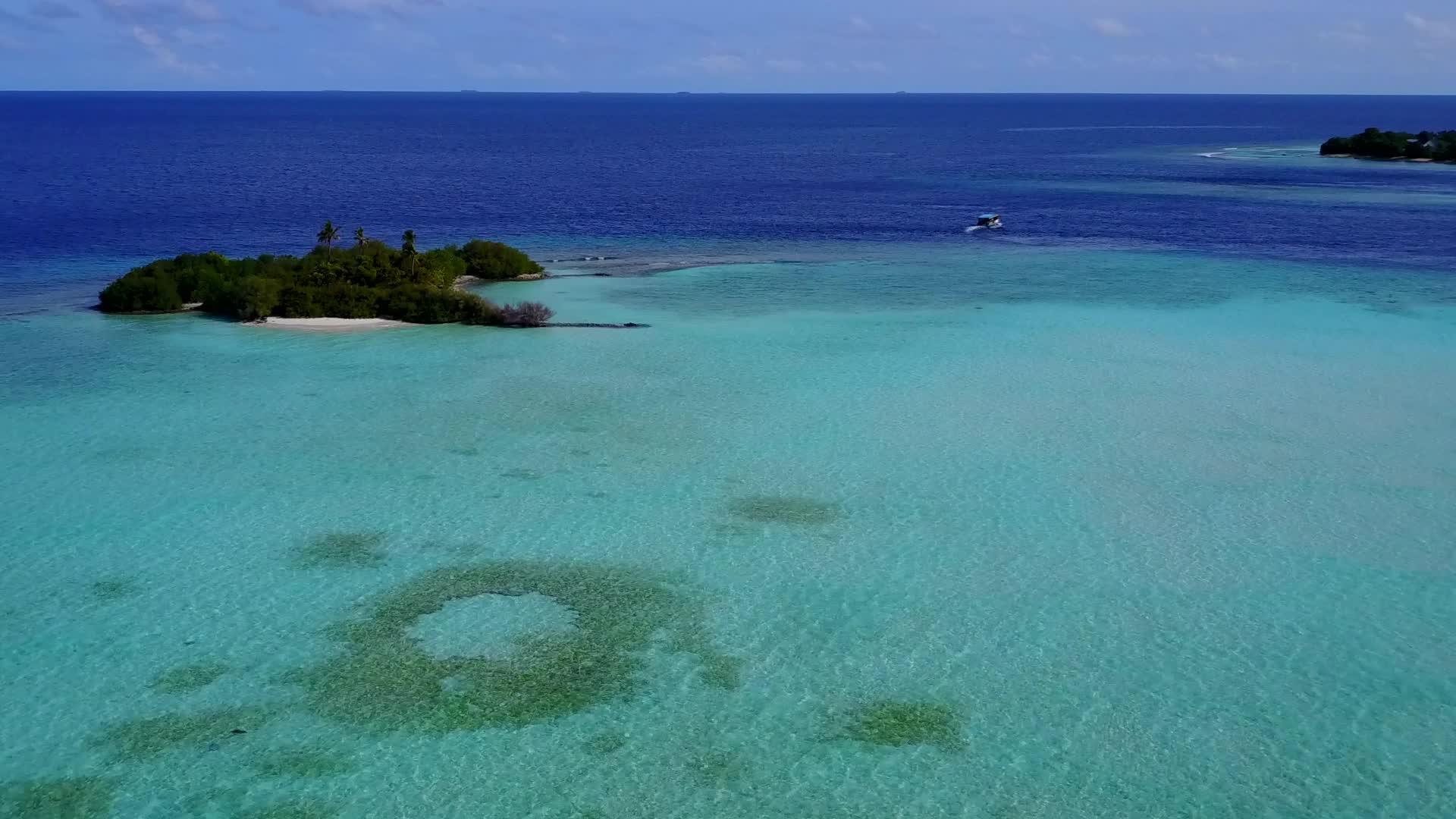 在浅海和白沙的背景下安静的海滩度假空中无人机全景视频的预览图