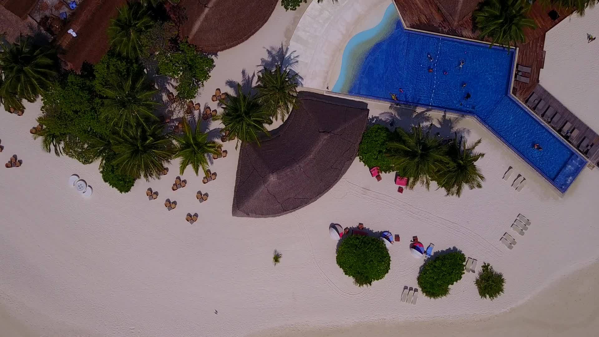 天堂湾海滩度假抽象无人驾驶视频的预览图