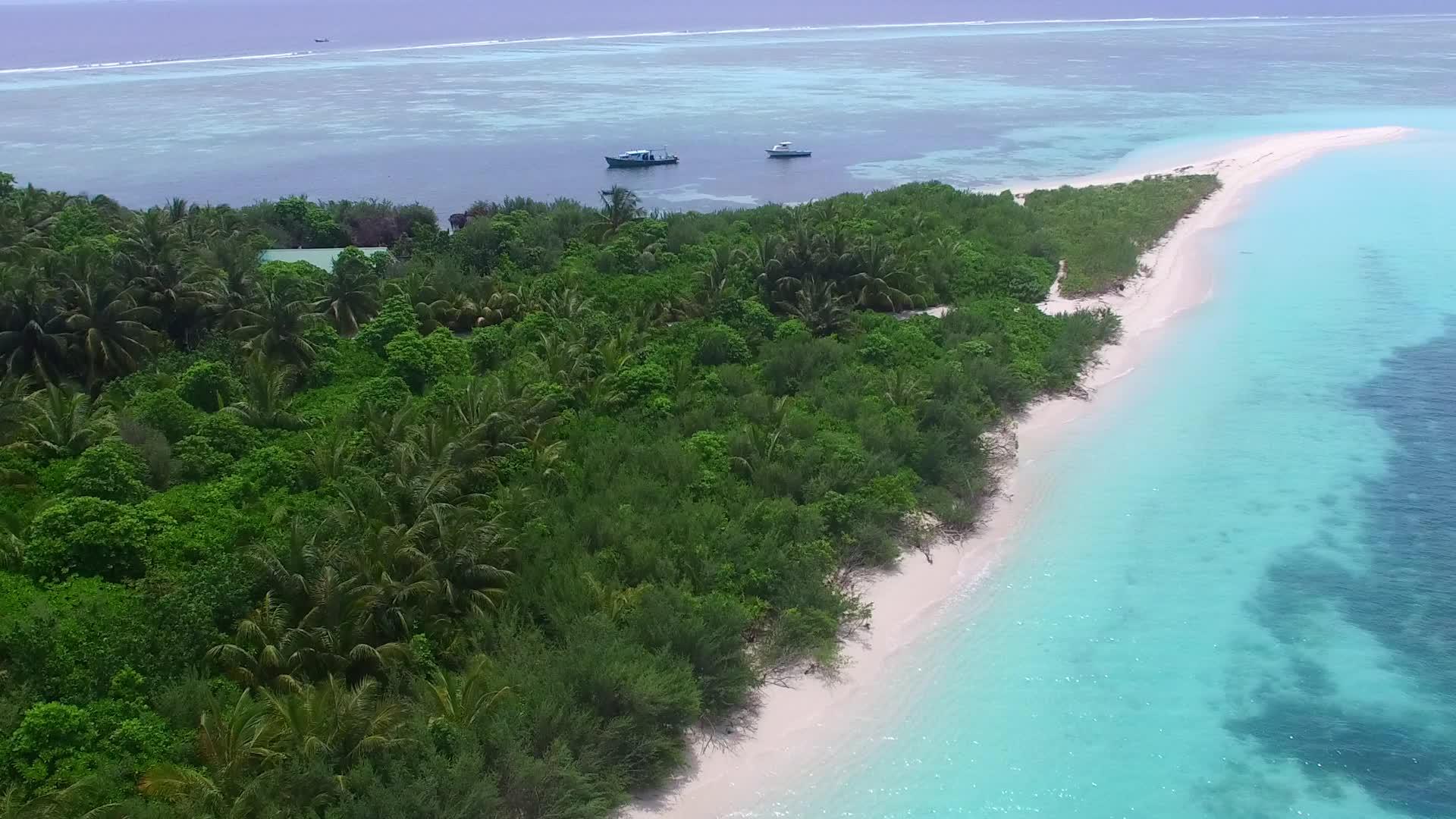 在凉爽的环礁湖和白色海滩的背景下沿着宁静的海滩旅行视频的预览图