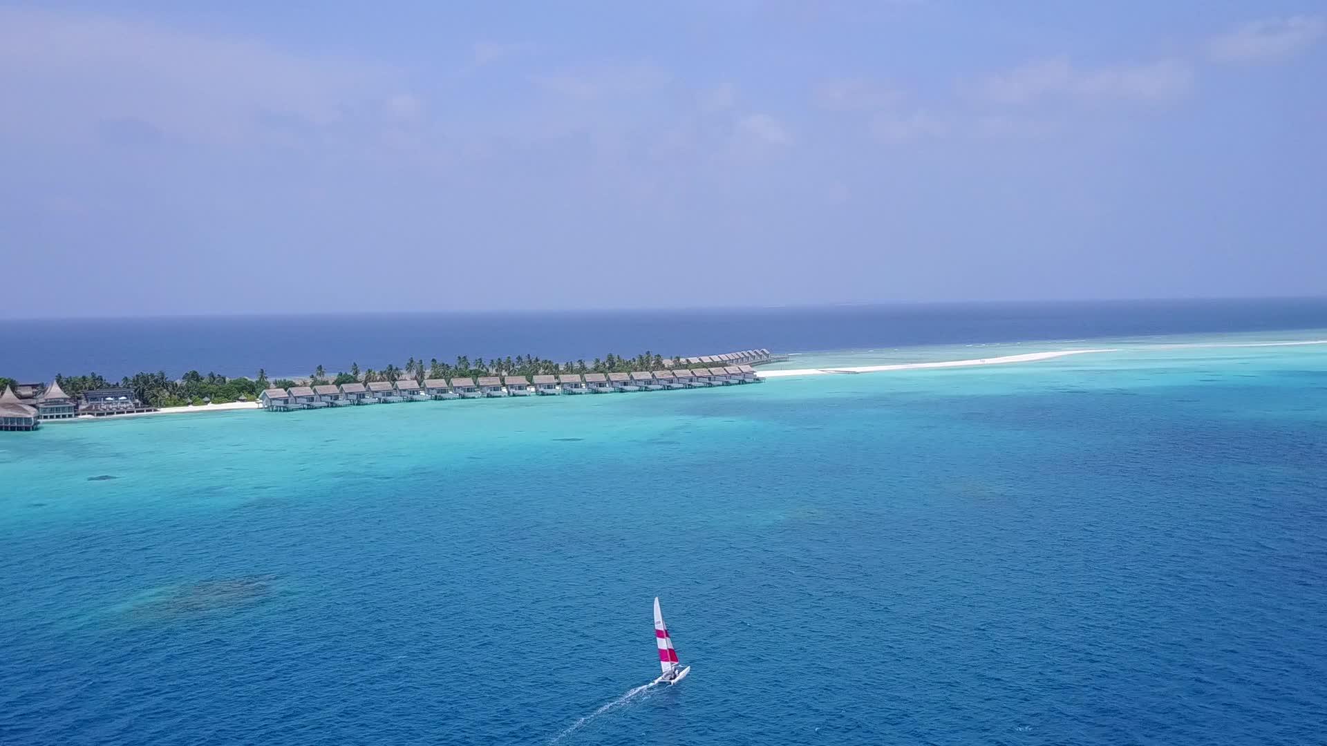 蓝海白沙背景下美丽的旅游海滩生活方式视频的预览图