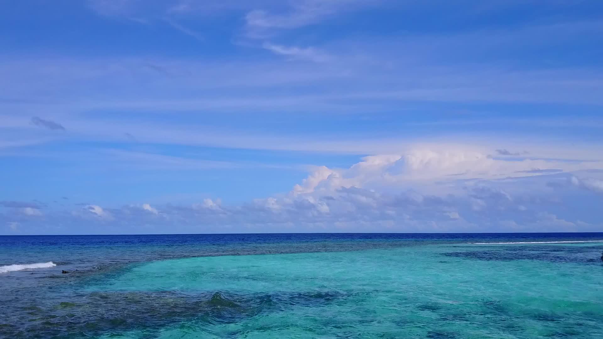 蓝海白沙背景豪华度假村海滩度假空中无人机景观视频的预览图