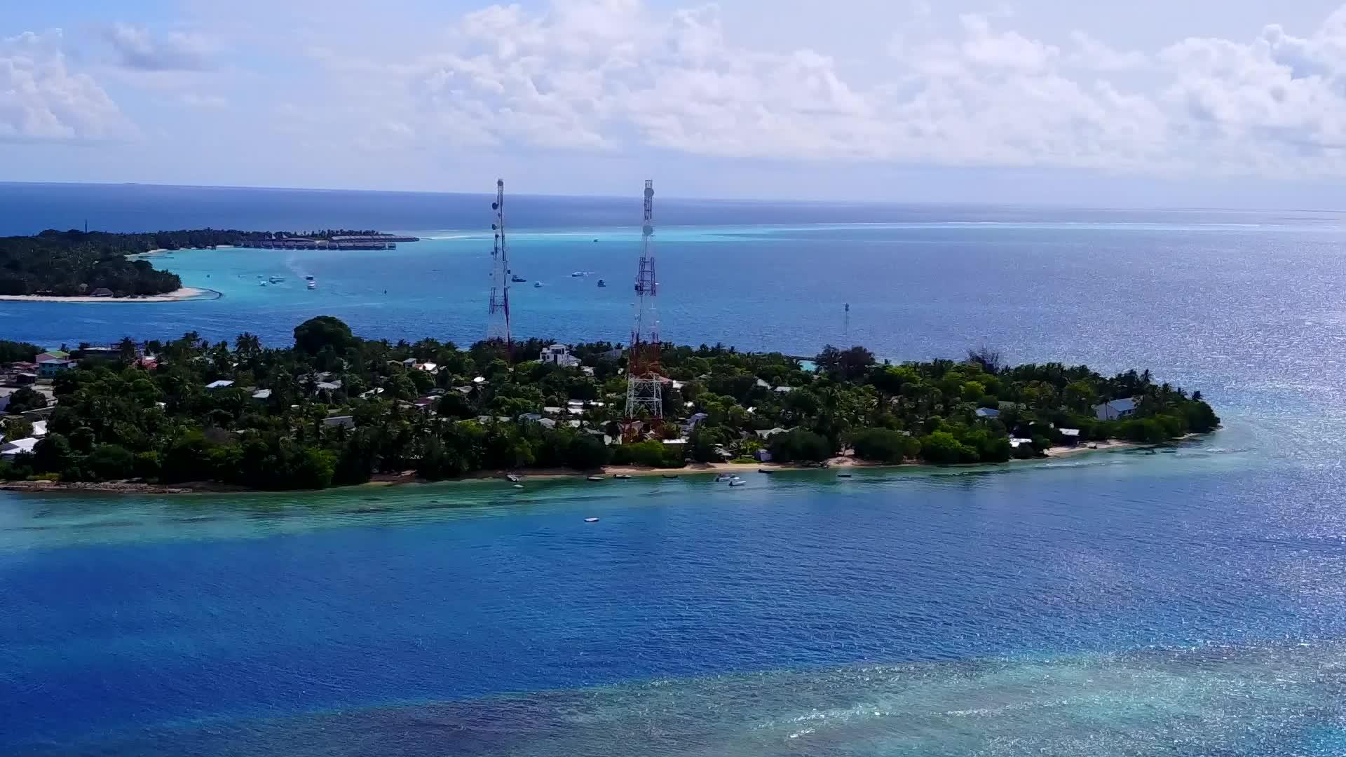 绿色海洋和清洁海滩背景的海风放松海滩度假无人驾驶视频的预览图