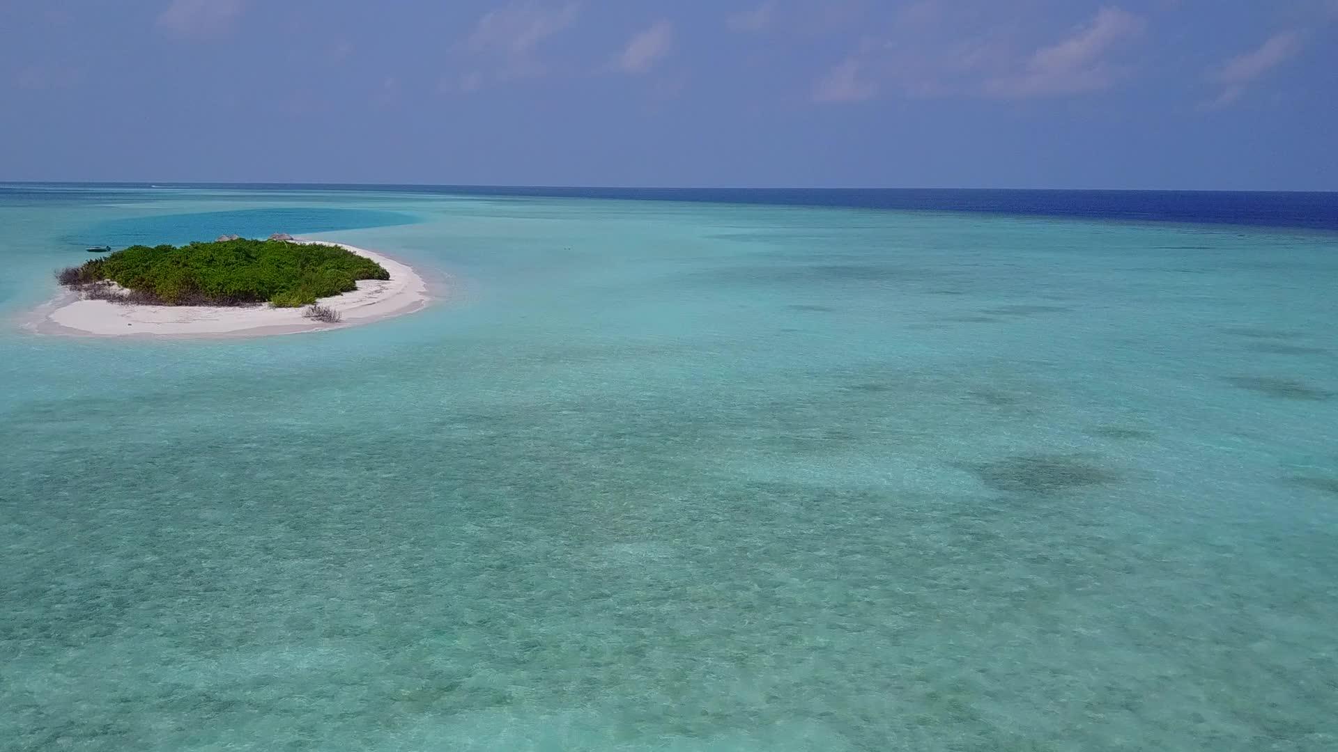 豪华度假村海滩度假空中景观水蓝海和白色沙滩背景视频的预览图