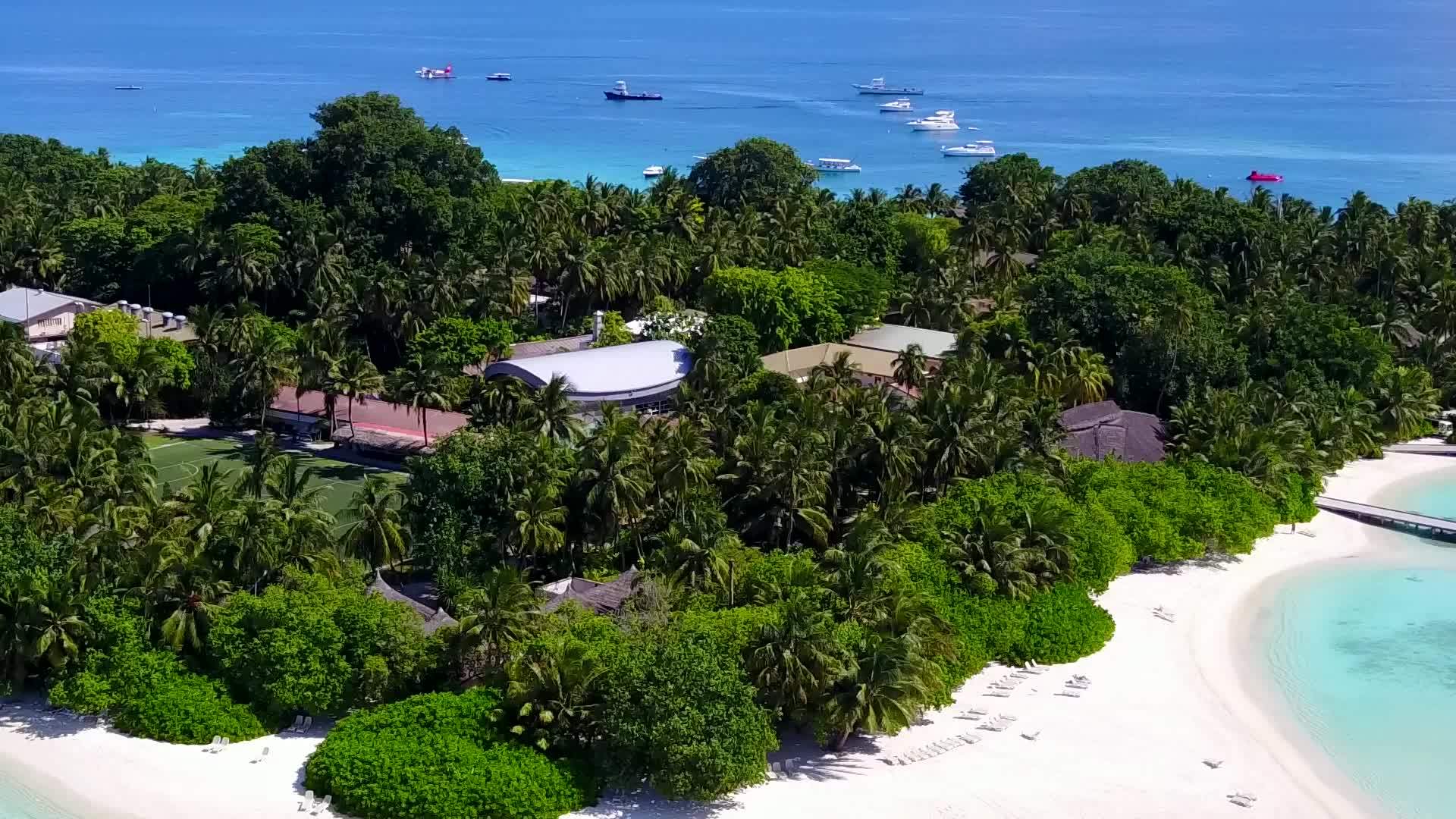 热带海岸海滩生活方式以蓝绿水和白沙为背景视频的预览图