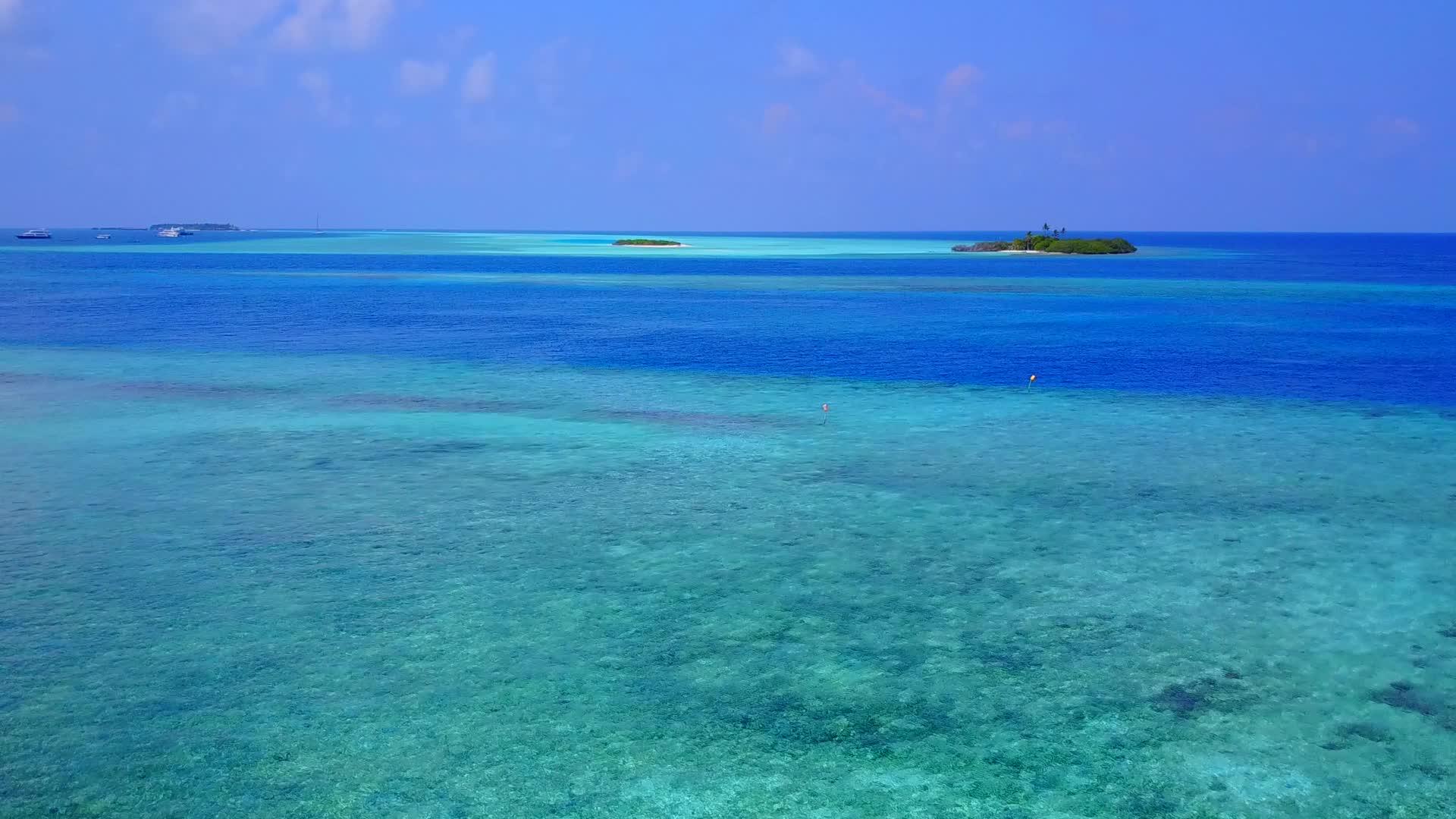 蓝海白沙背景田园诗般的度假海滩度假空中无人机海景视频的预览图