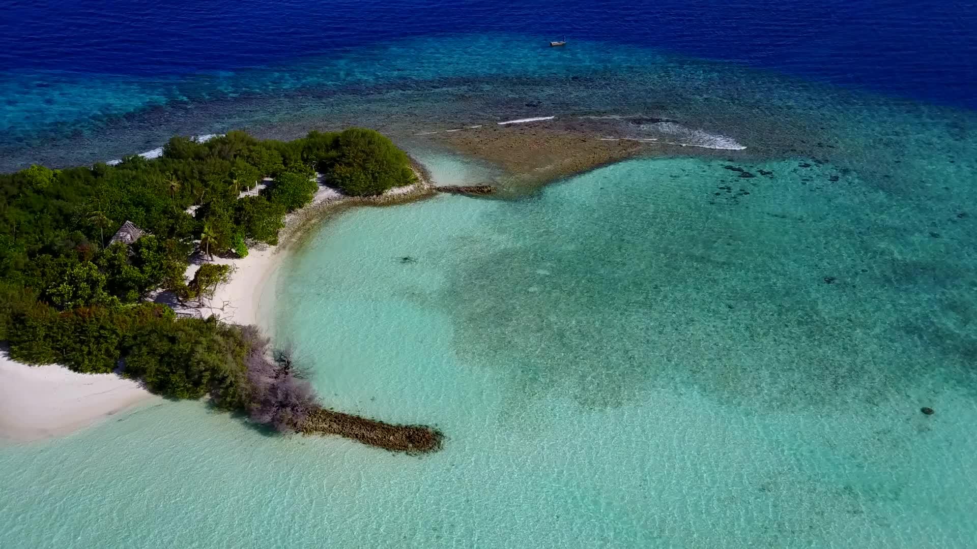 蓝色环礁湖和白色海滩的背景打破了热带度假胜地海滩视频的预览图