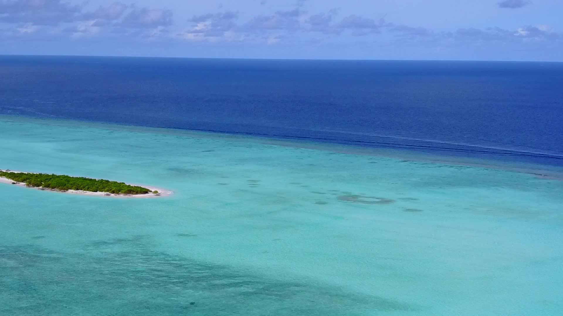 以明亮的沙滩为背景的蓝色泻湖天堂海滩之旅视频的预览图