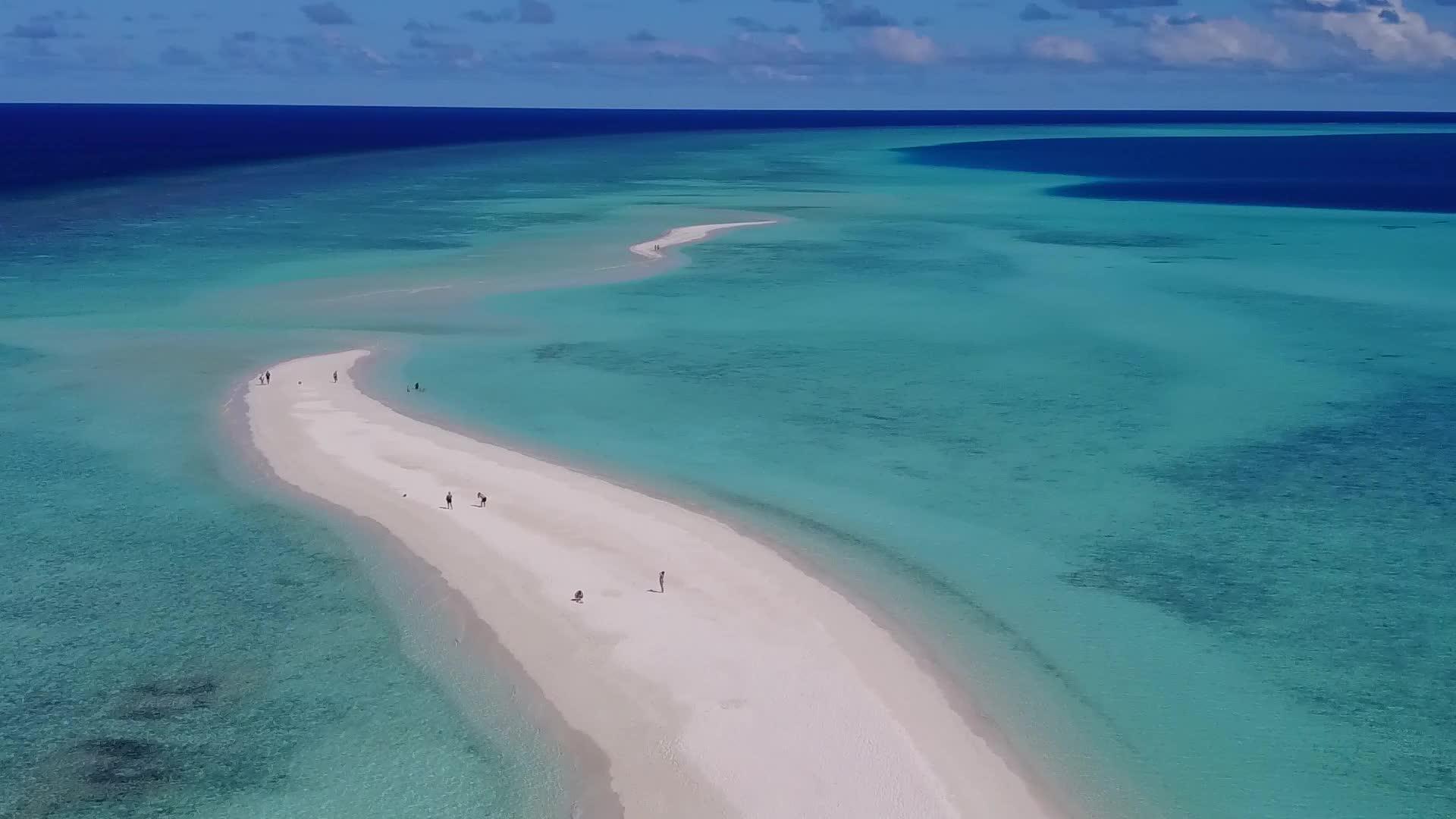 天堂旅游海滩的天堂环礁湖和白色沙尘背景清晰视频的预览图