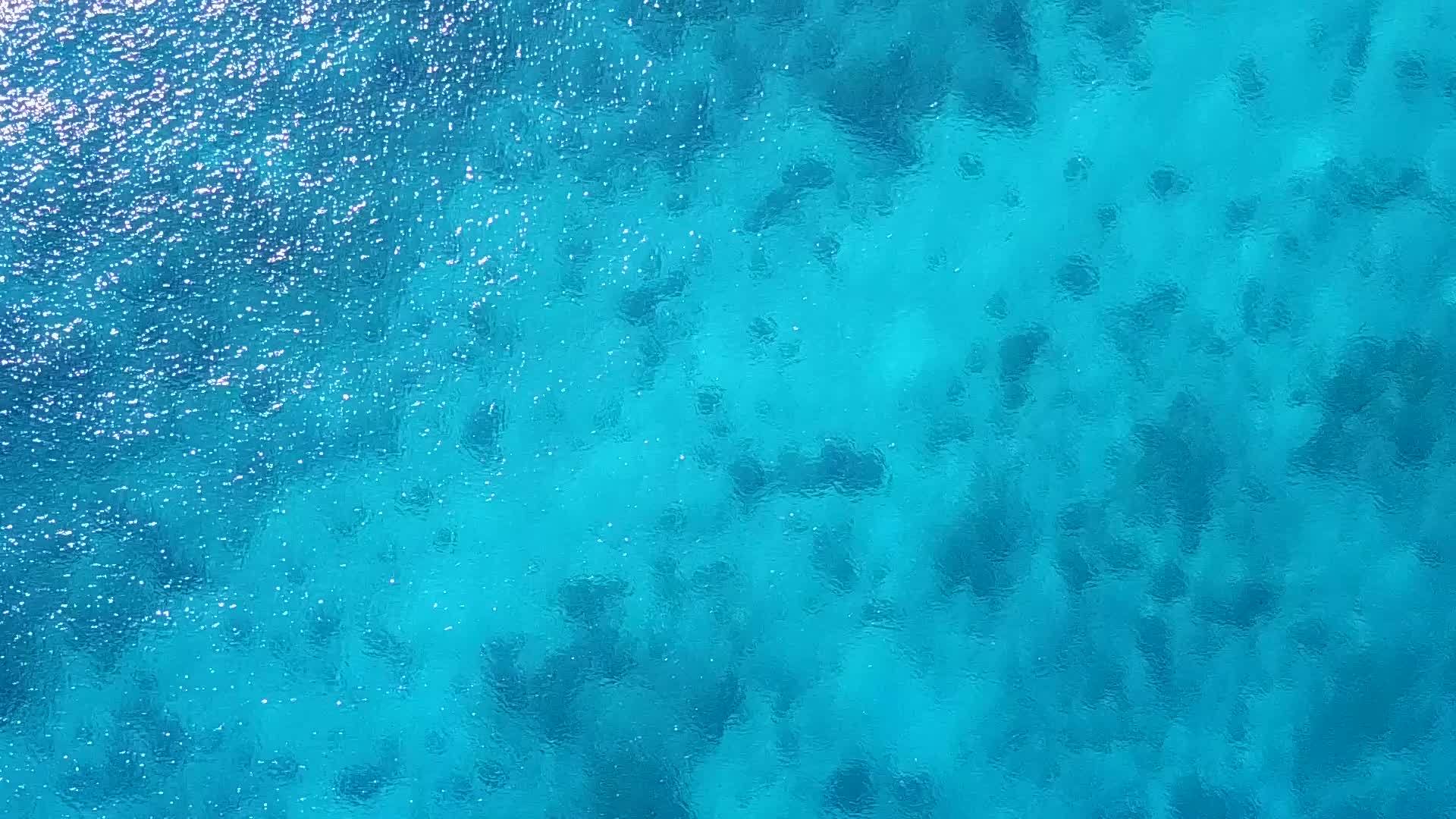 豪华海滨海滩有一个透明的白沙底部的海洋视频的预览图