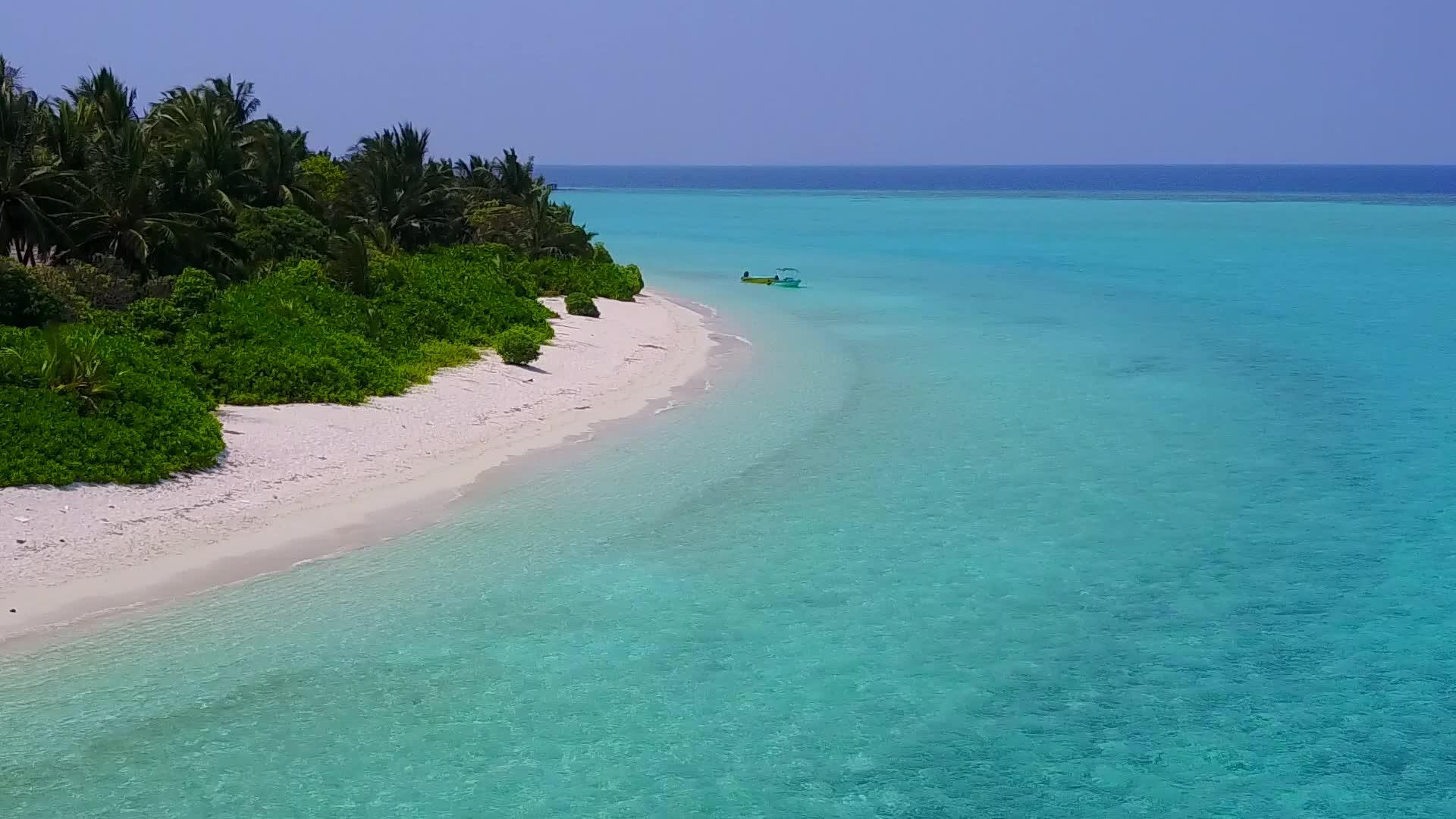 美丽的海滨海滩以清水和白色沙滩为背景视频的预览图