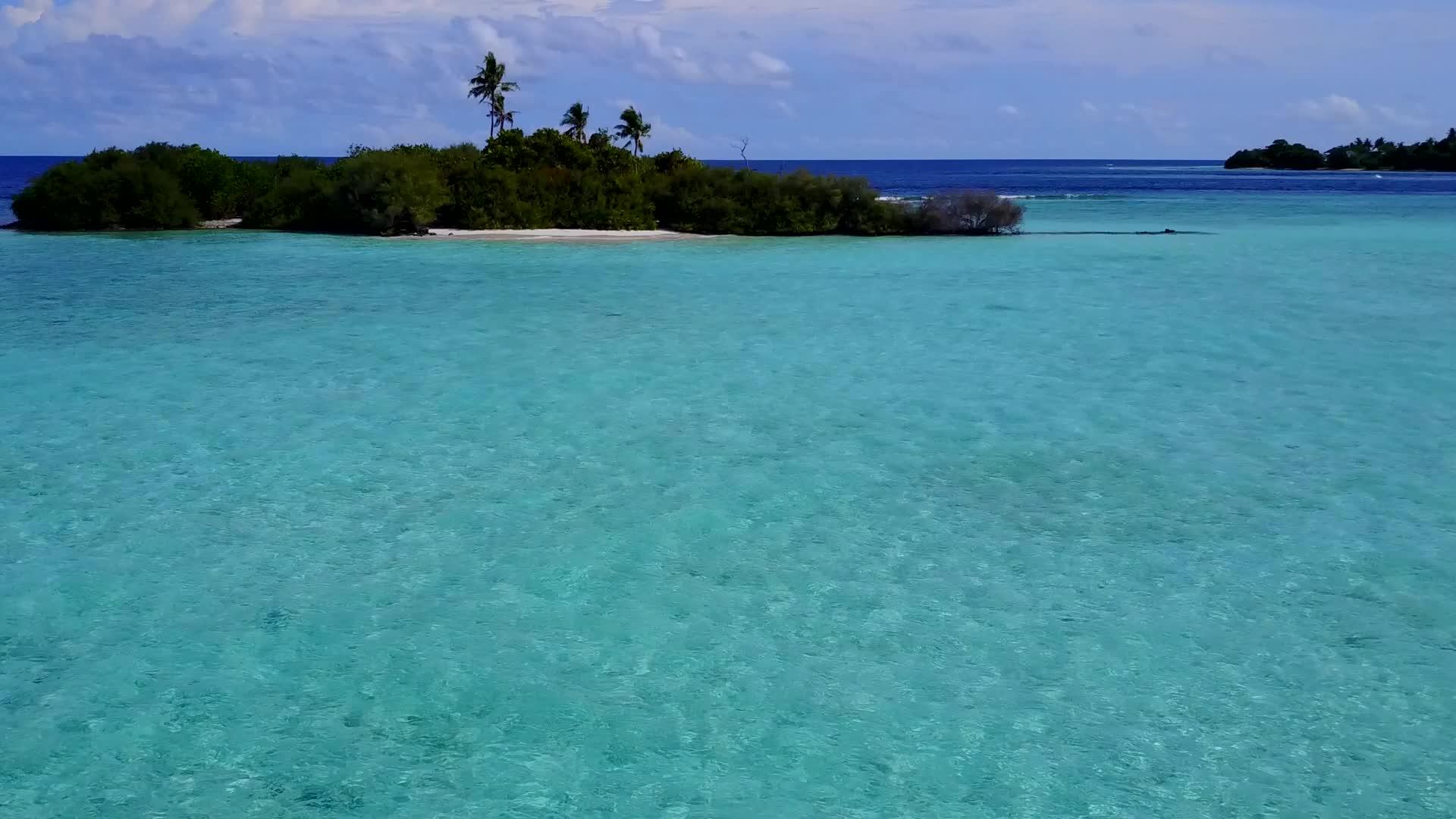 在以蓝海和清沙为背景的蓝海中观察海滩时间视频的预览图