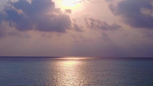 以环礁湖为例以透明的白色沙沙为背景前往天堂的海岸视频的预览图